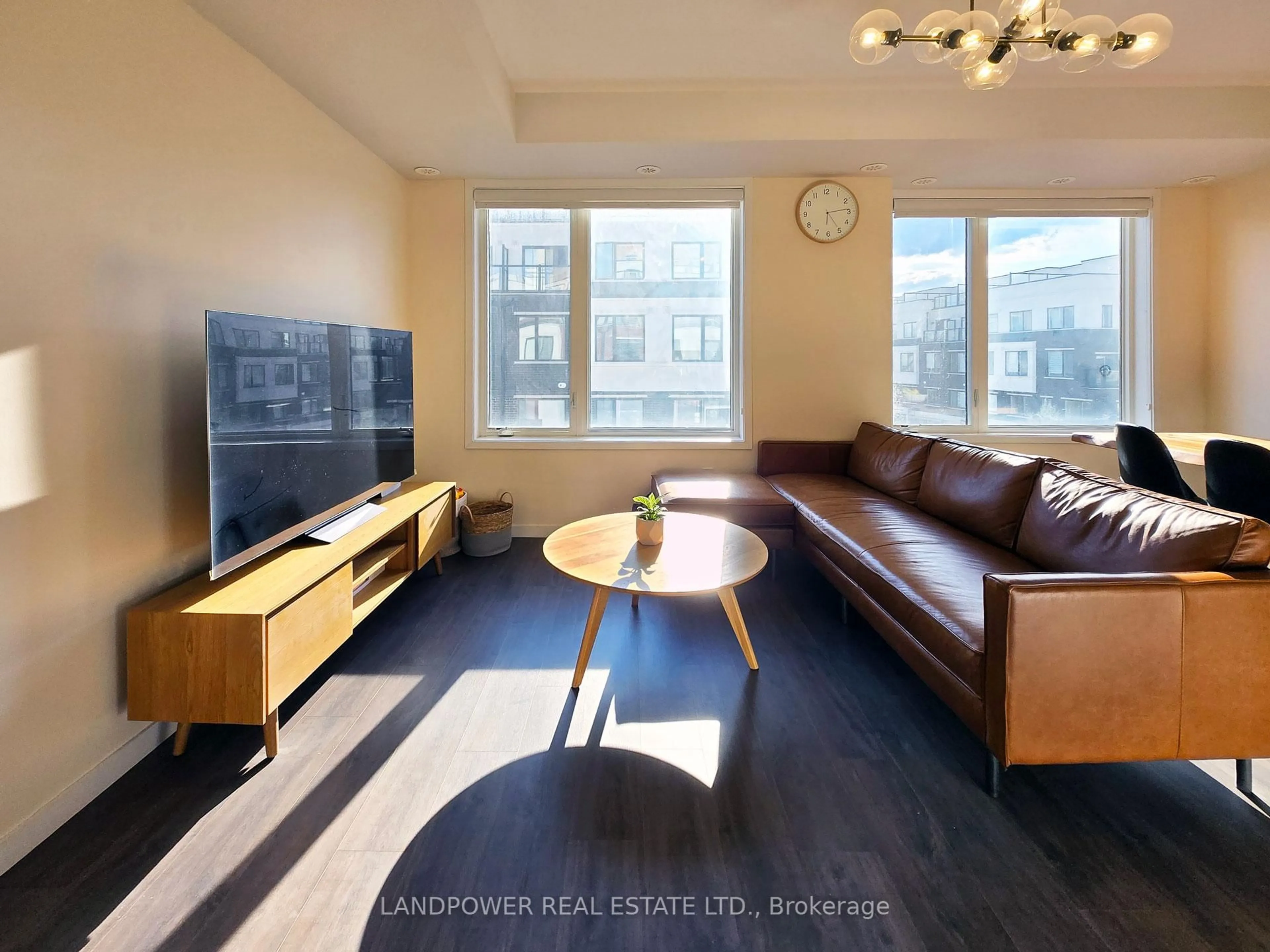 Living room with furniture, wood/laminate floor for 500 Alex Gardner Circ #92, Aurora Ontario L4G 3G5