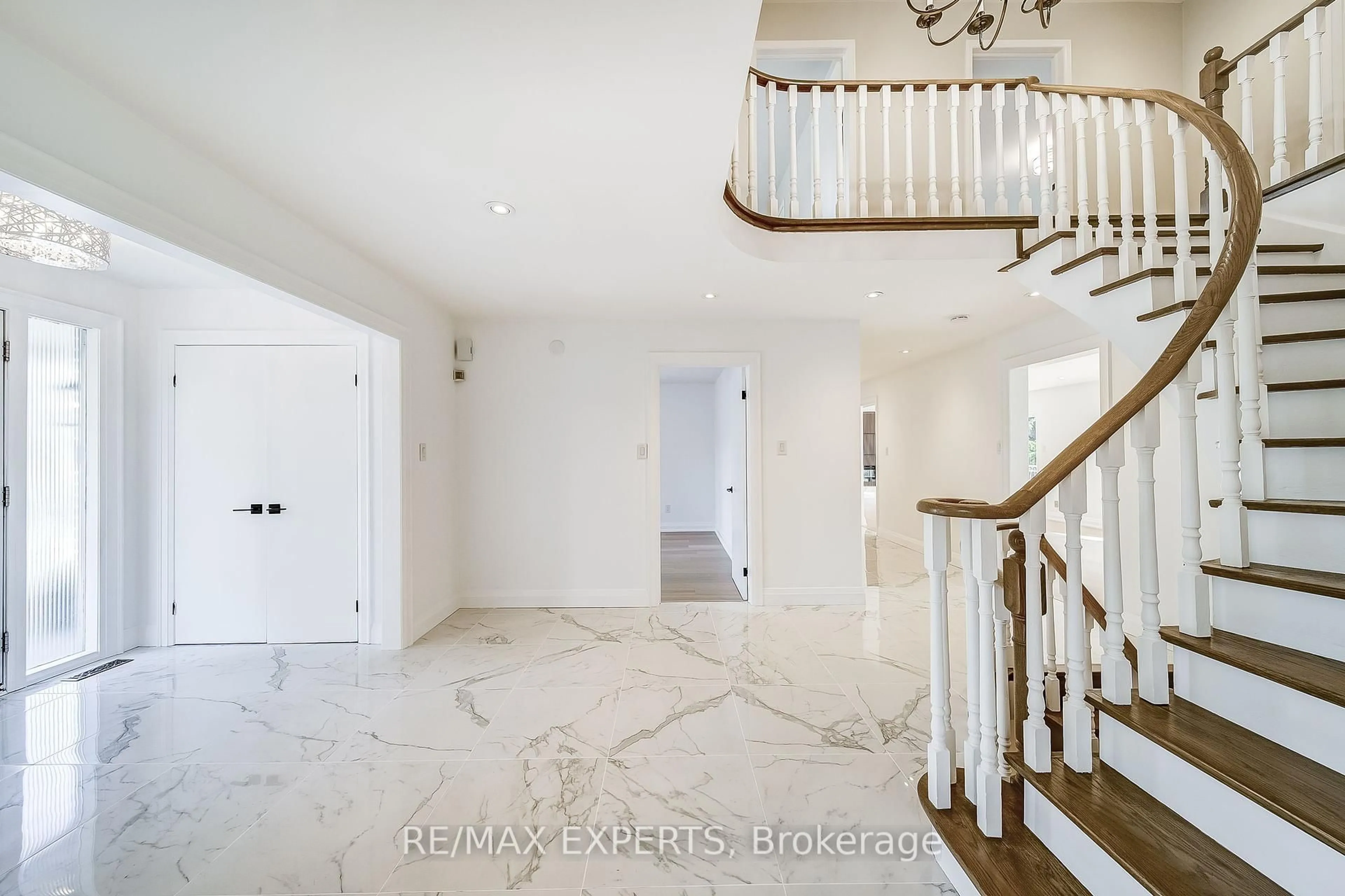 Indoor foyer for 85 Villa Park Dr, Vaughan Ontario L4L 3G5