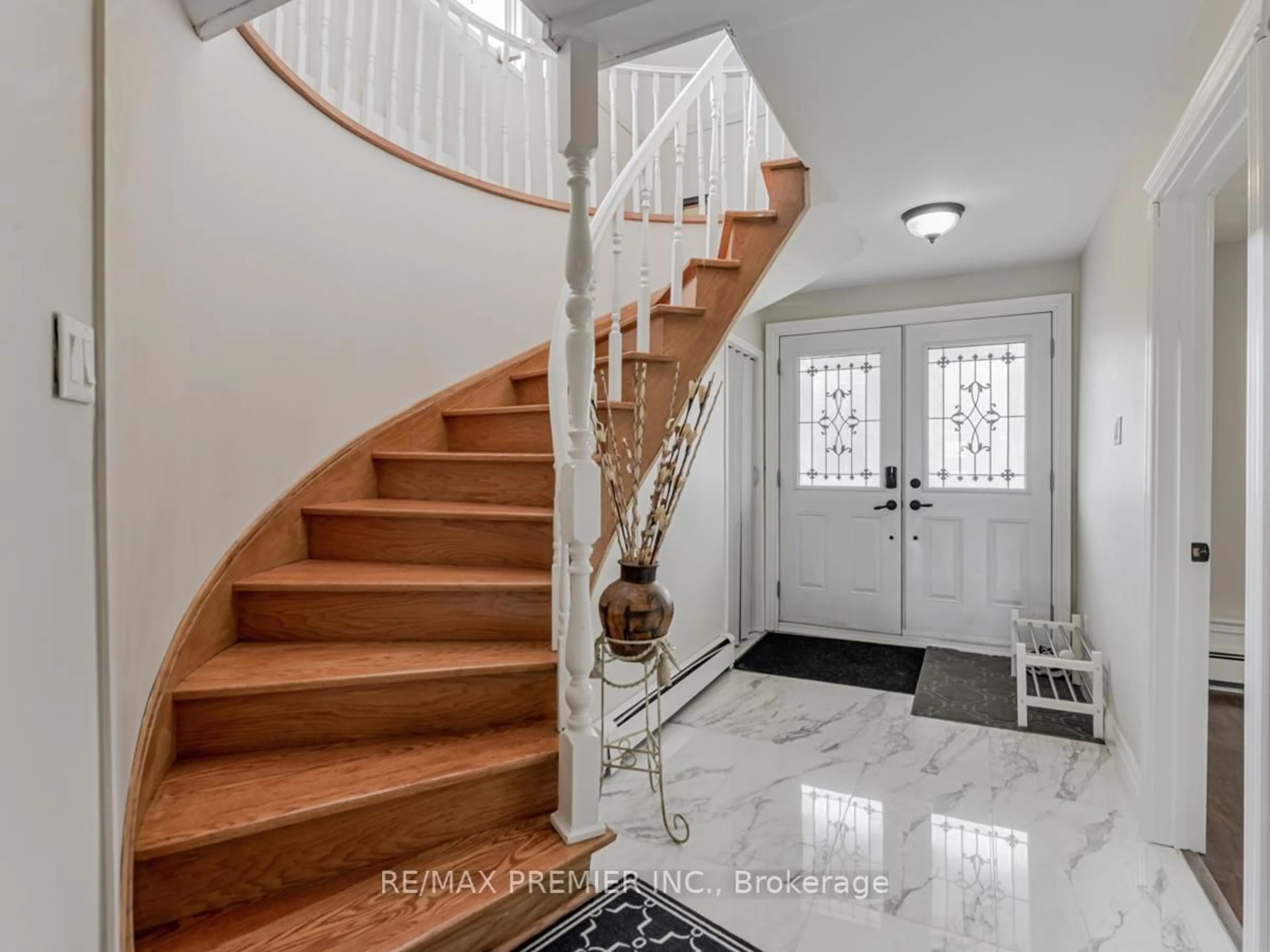 Indoor entryway for 359 Limerick St, Innisfil Ontario L0L 1K0
