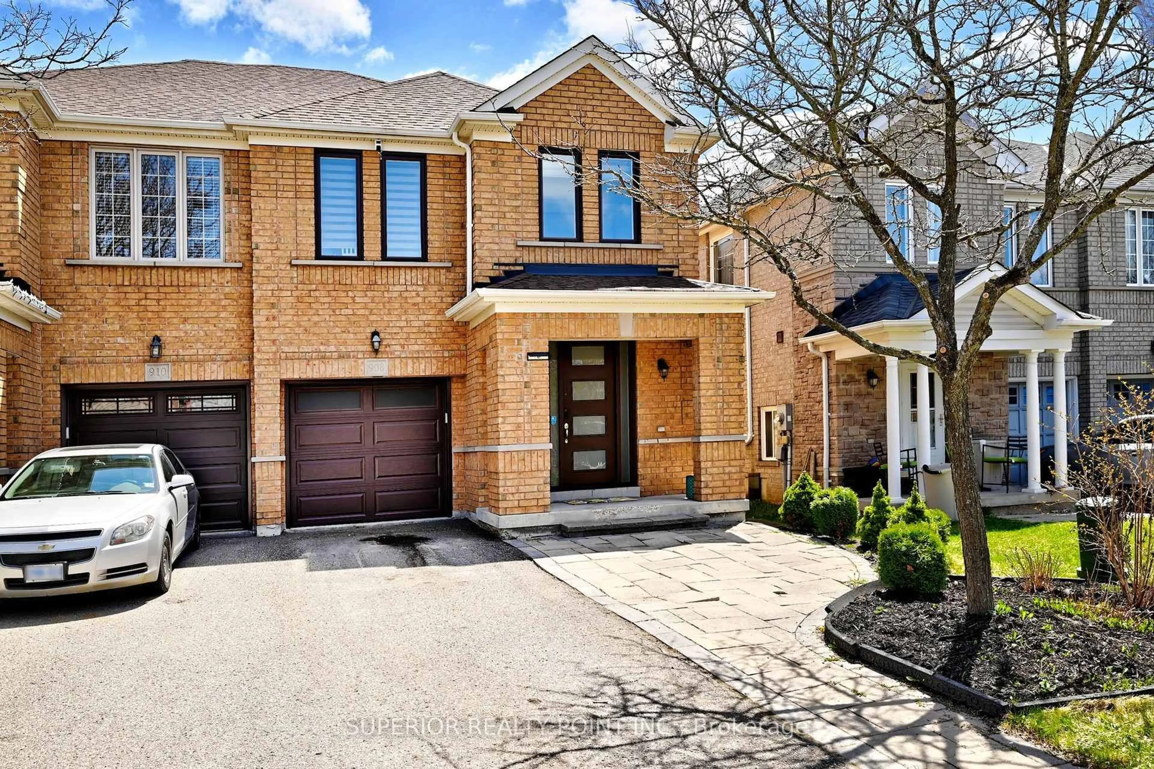 Home with brick exterior material, street for 908 Oaktree Cres, Newmarket Ontario L3X 2Z1