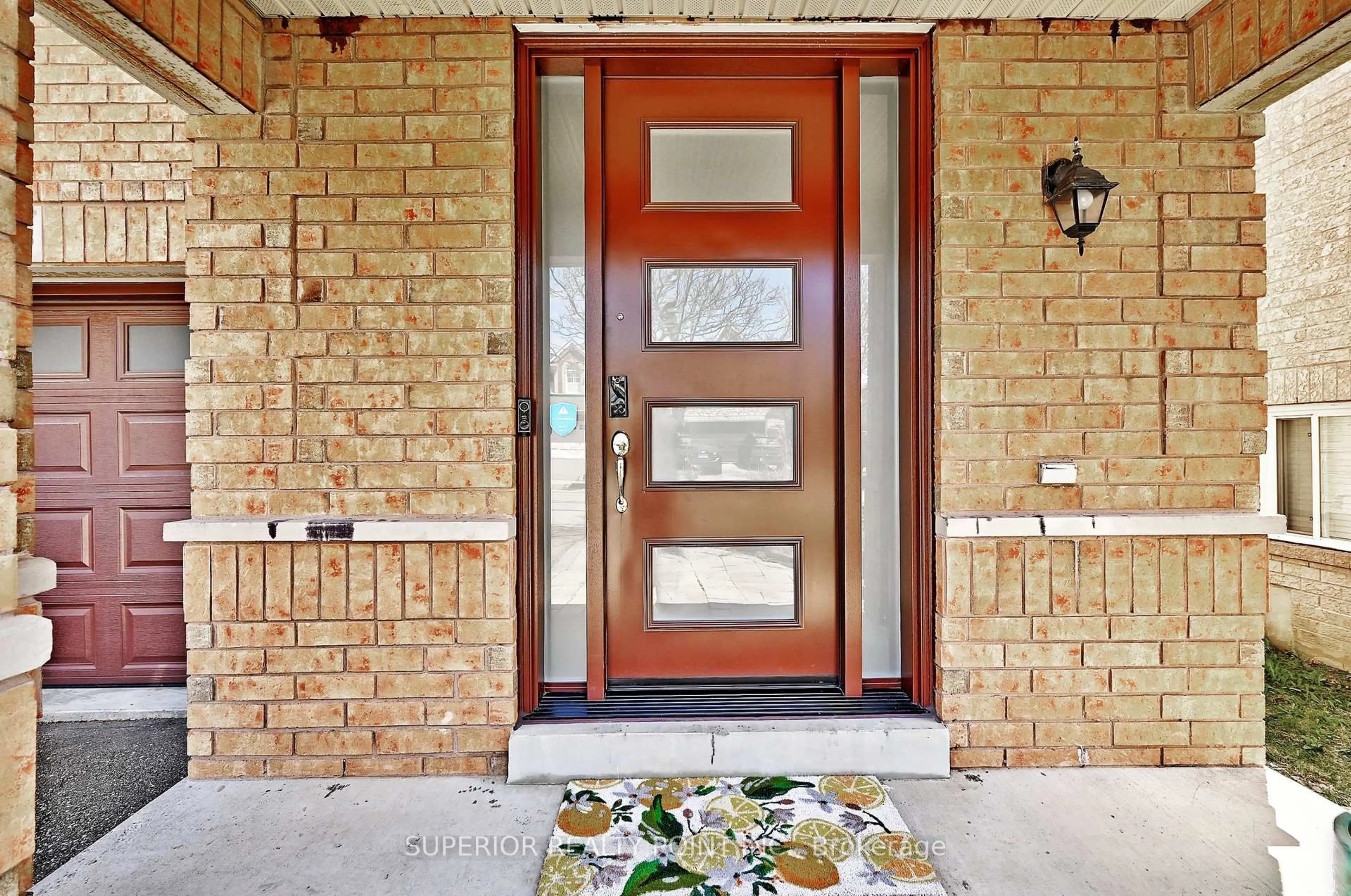 Indoor entryway for 908 Oaktree Cres, Newmarket Ontario L3X 2Z1