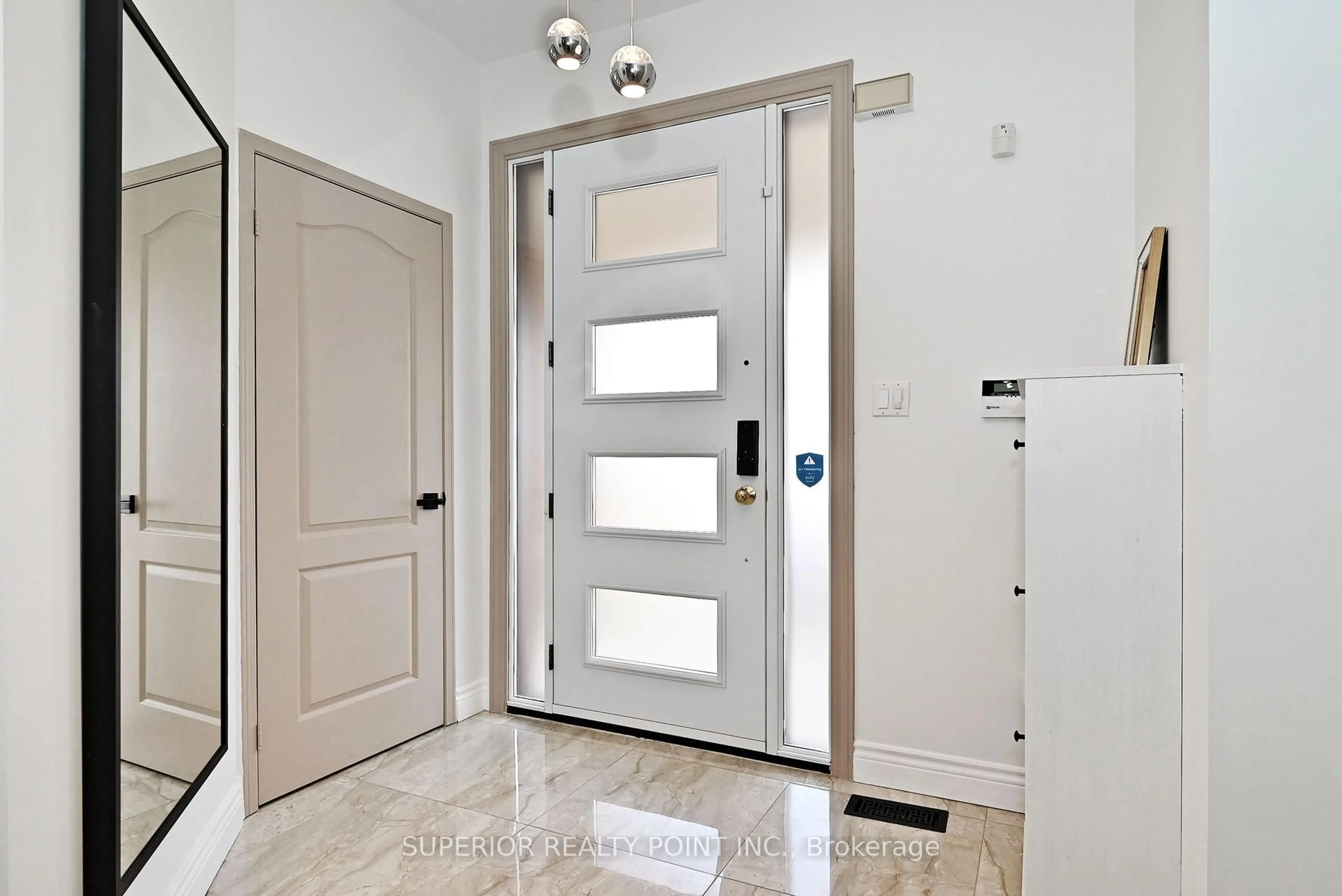Indoor foyer for 908 Oaktree Cres, Newmarket Ontario L3X 2Z1