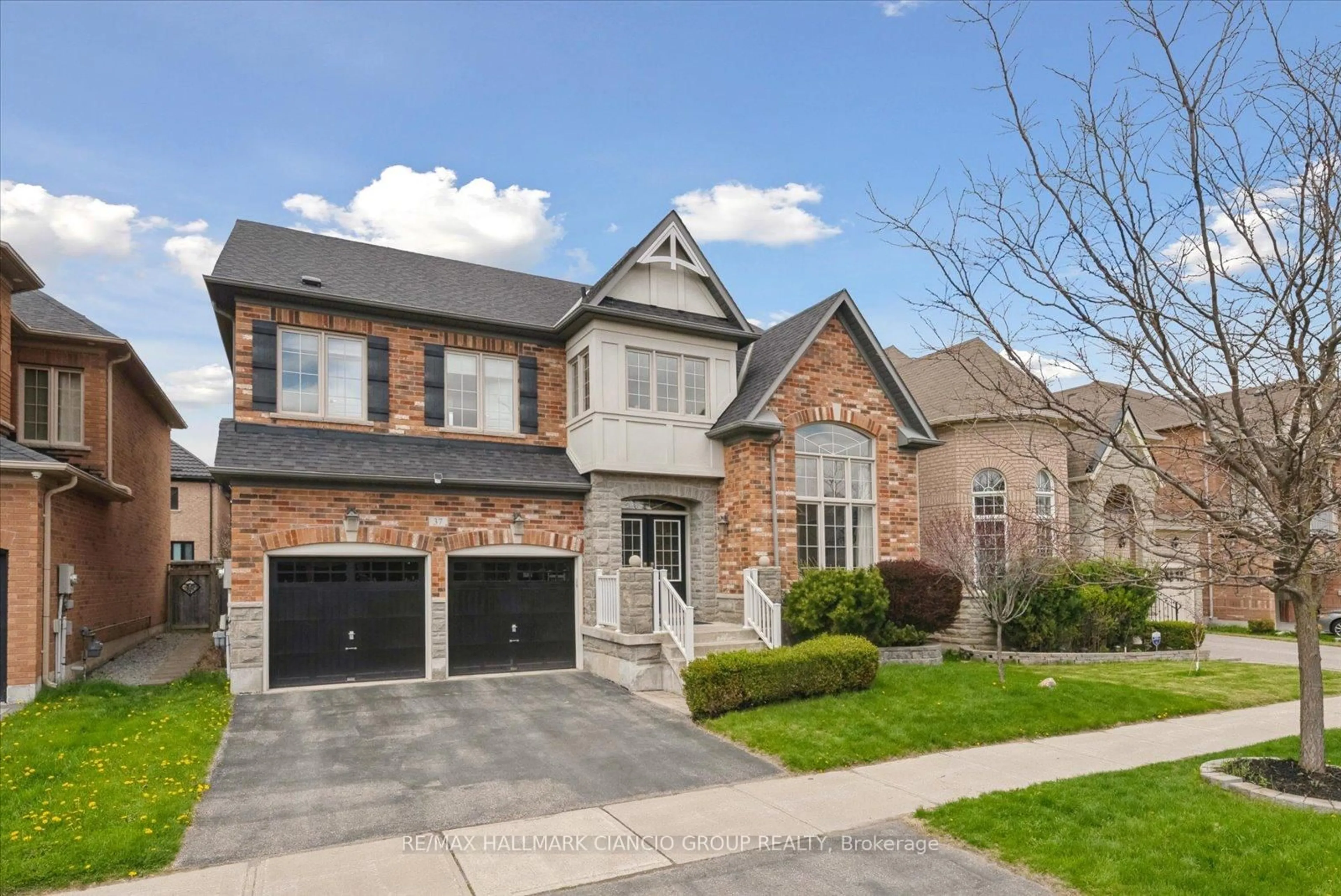 Home with brick exterior material, street for 37 Maplebank Cres, Whitchurch-Stouffville Ontario L4A 0R8