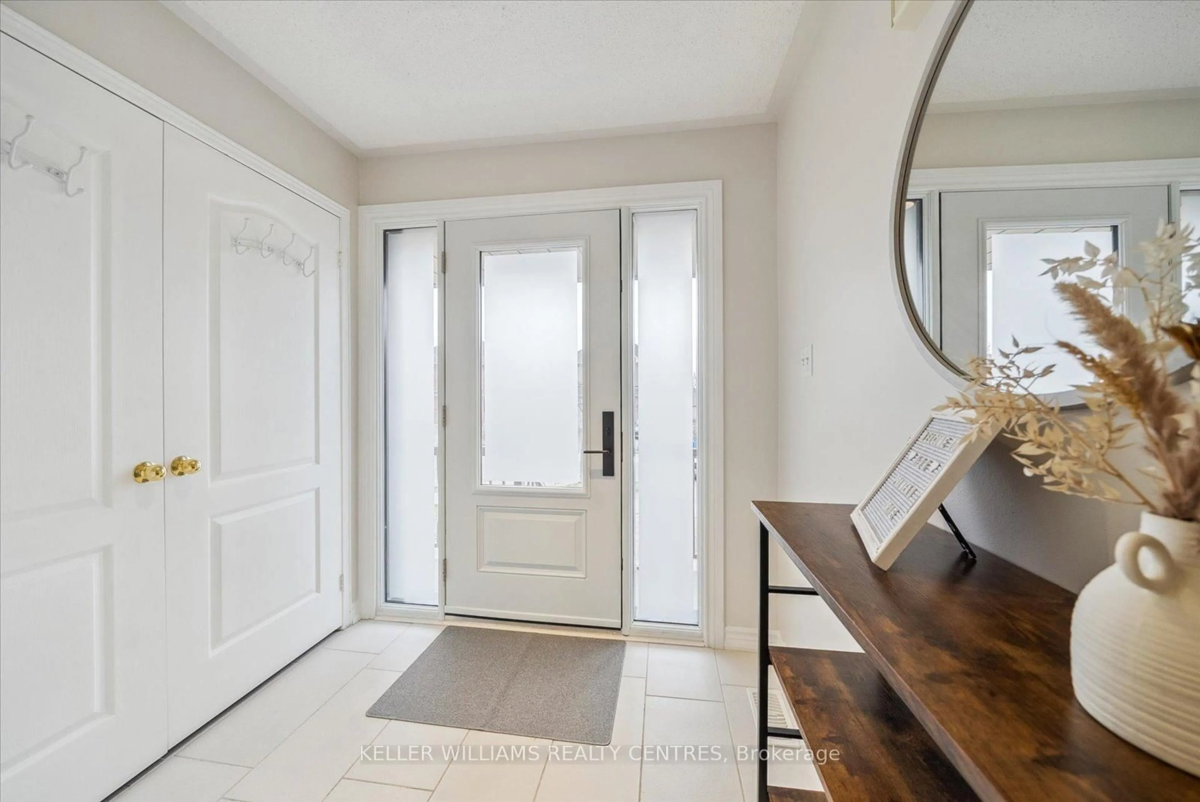 Indoor entryway for 126 Primeau Dr, Aurora Ontario L4G 6Z4