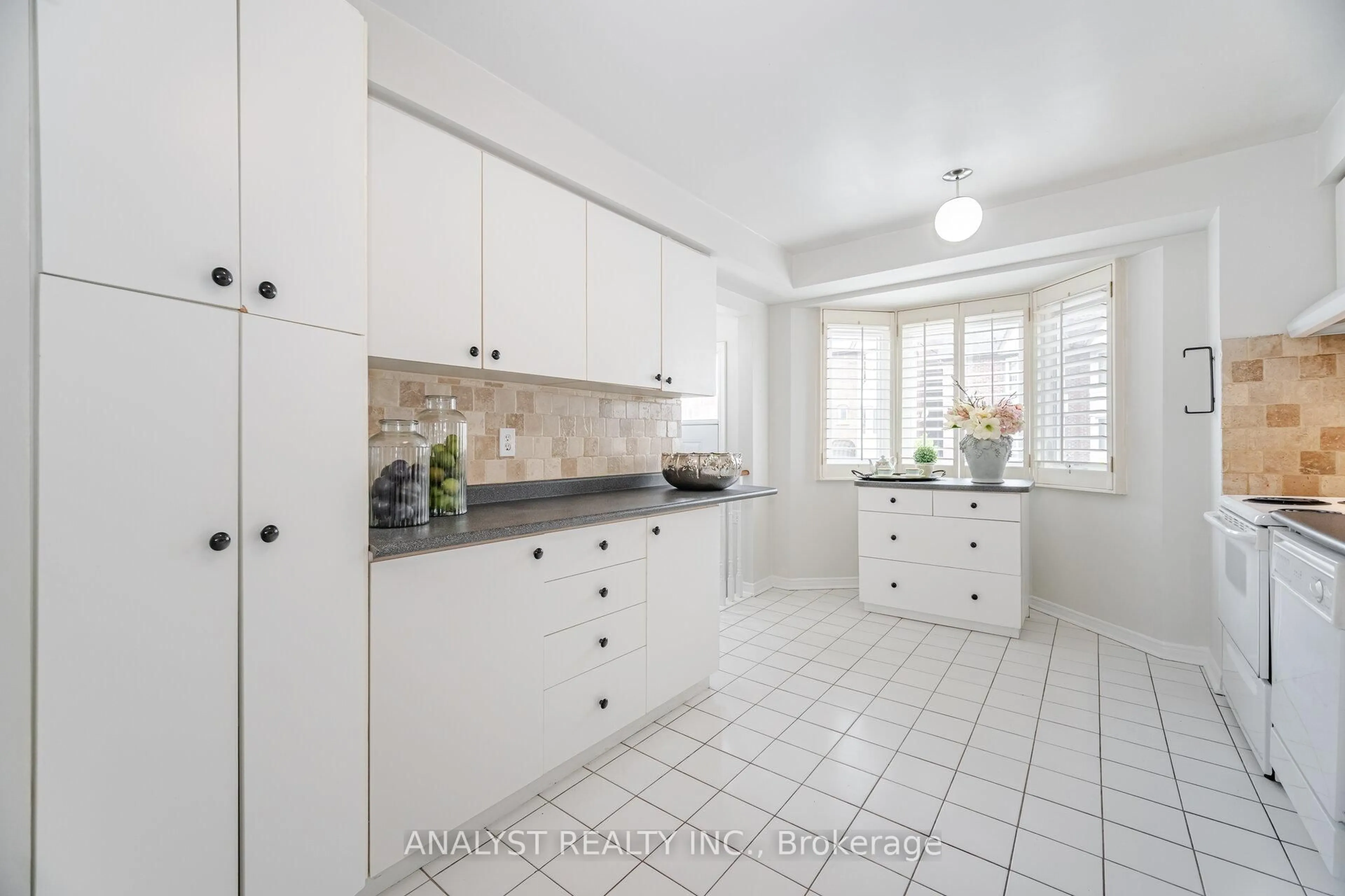 Standard kitchen, ceramic/tile floor for 219 Woodbridge Ave, Vaughan Ontario L4L 2T1