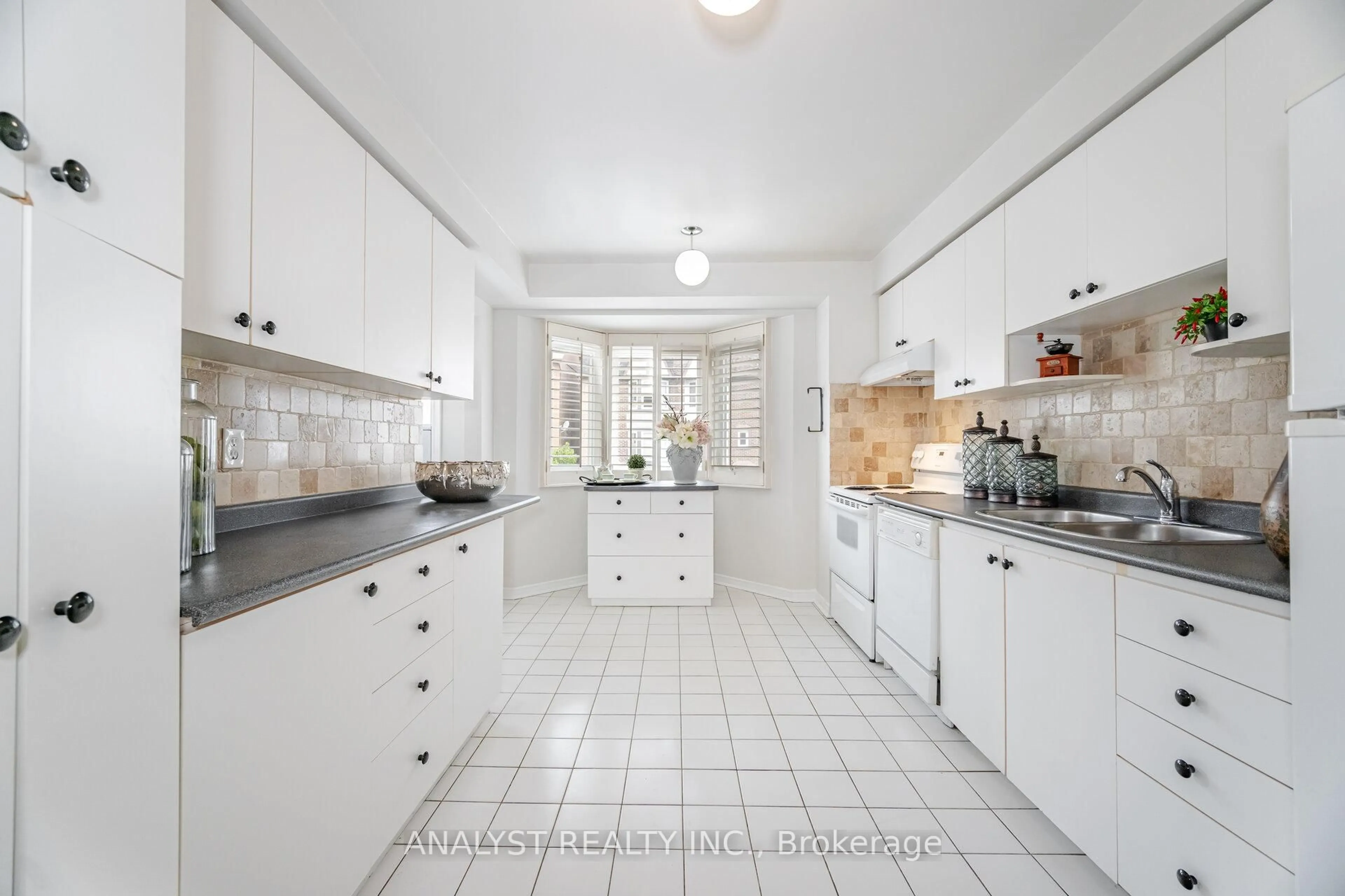 Standard kitchen, ceramic/tile floor for 219 Woodbridge Ave, Vaughan Ontario L4L 2T1