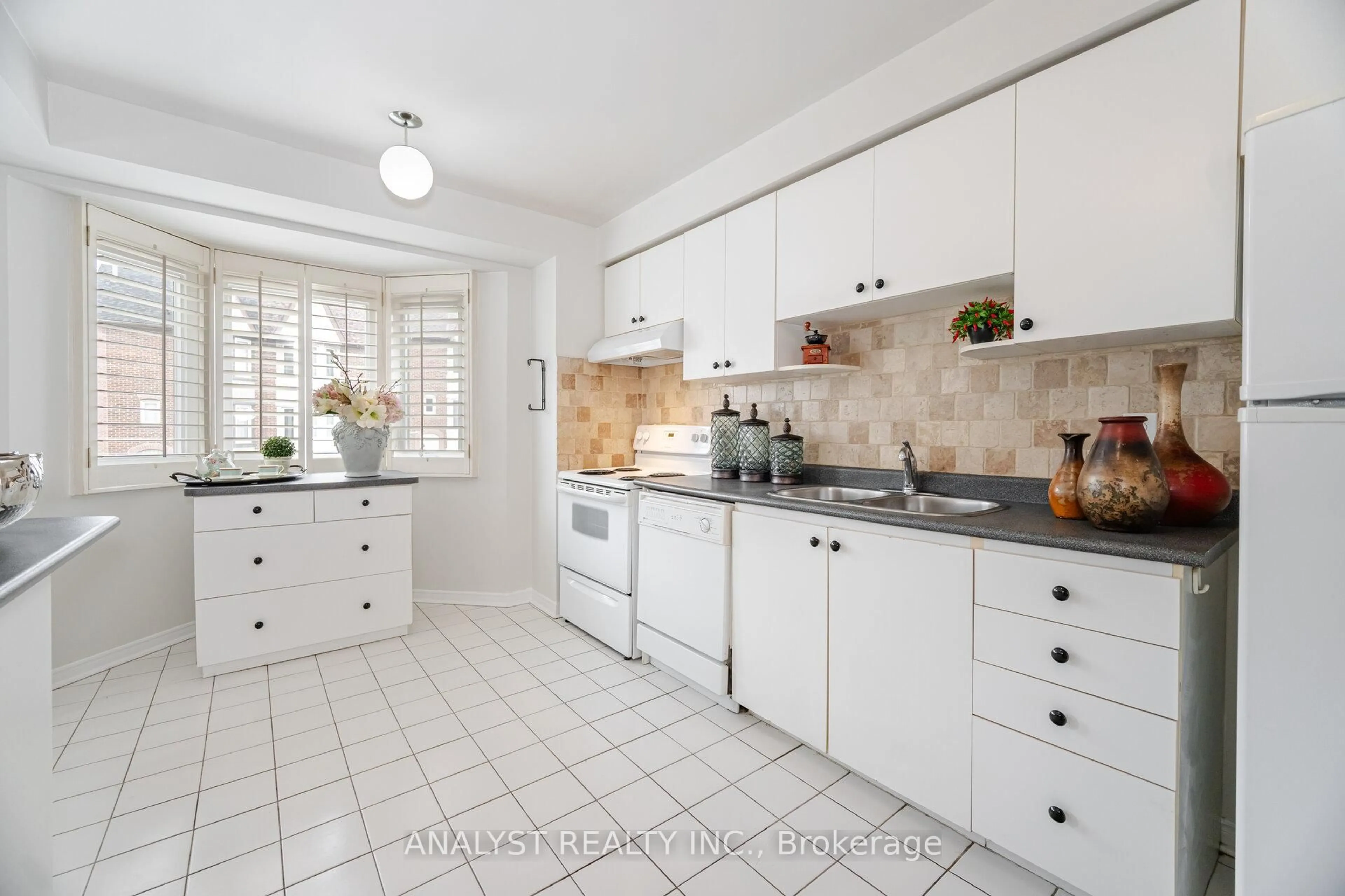 Standard kitchen, ceramic/tile floor for 219 Woodbridge Ave, Vaughan Ontario L4L 2T1