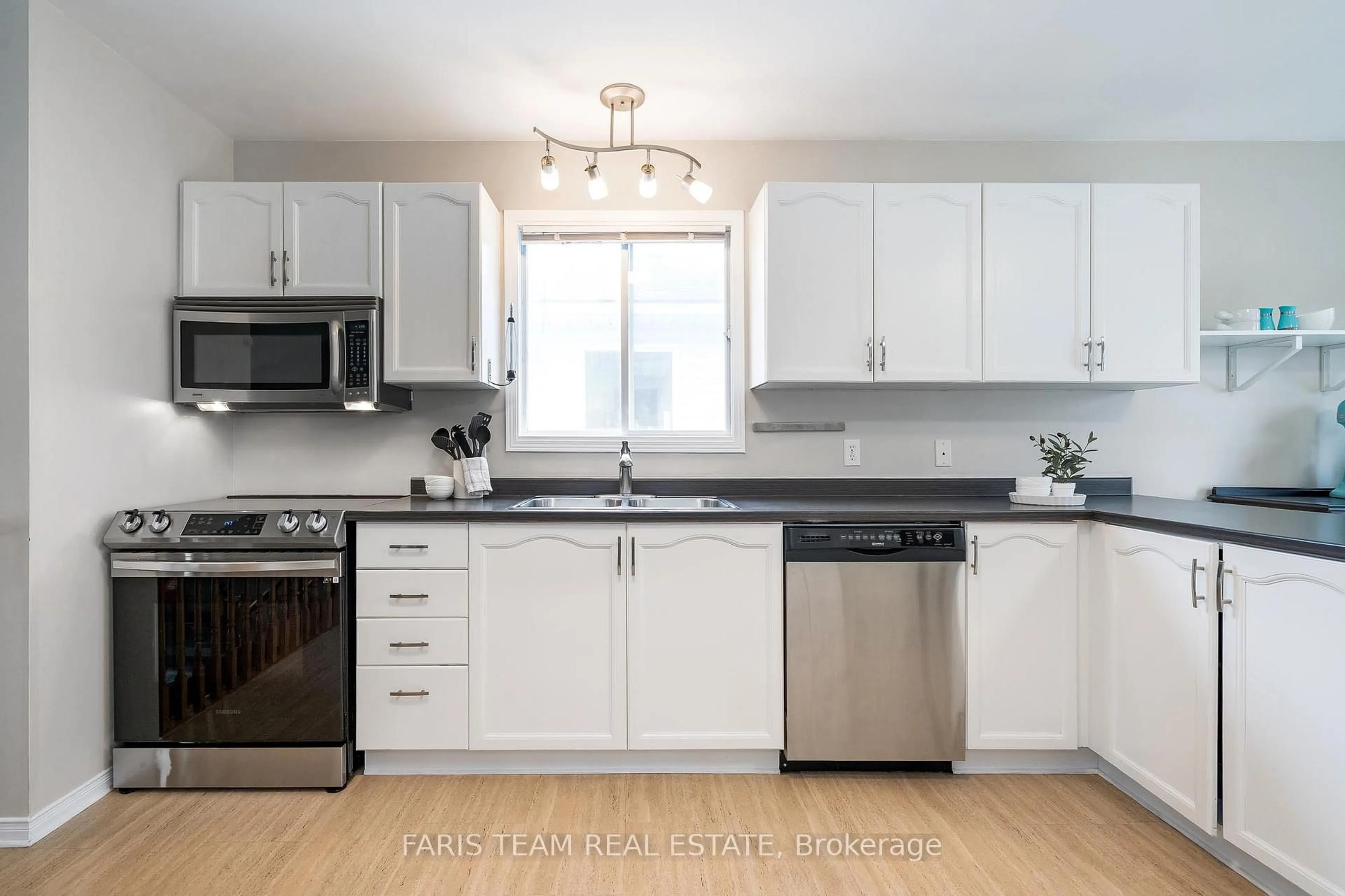 Standard kitchen, unknown for 63 Osborn St, Essa Ontario L0M 1B0
