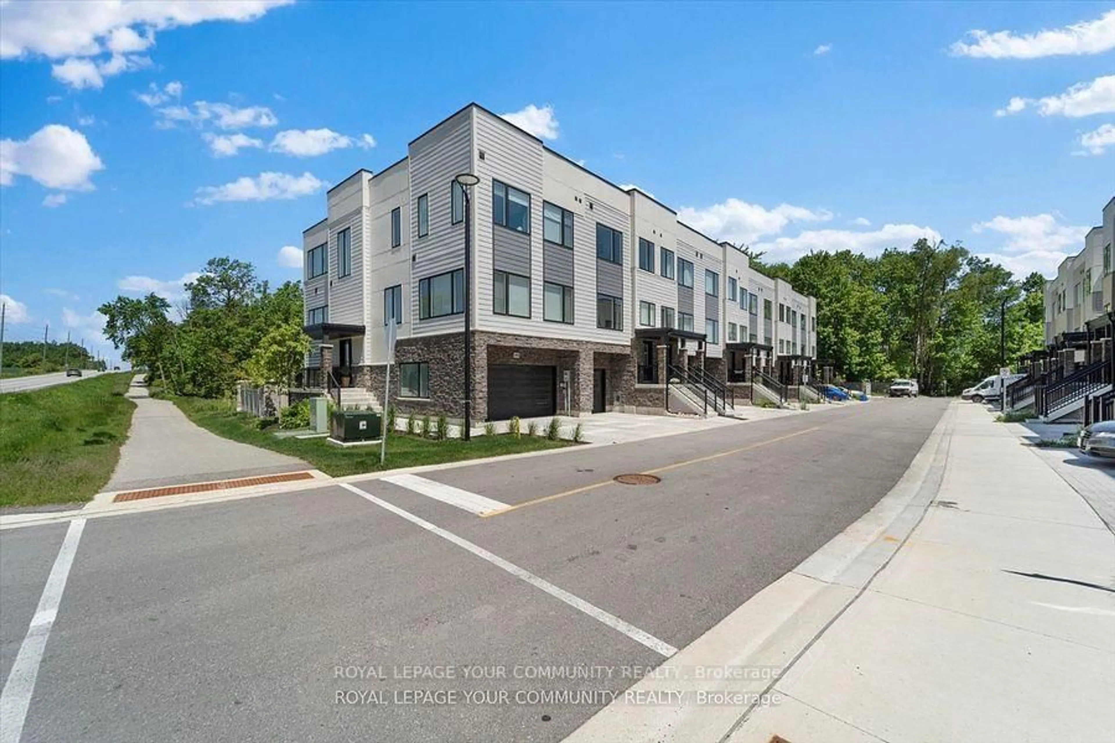 A pic from outside/outdoor area/front of a property/back of a property/a pic from drone, street for 1494 Purchase Pl, Innisfil Ontario L0L 1W0