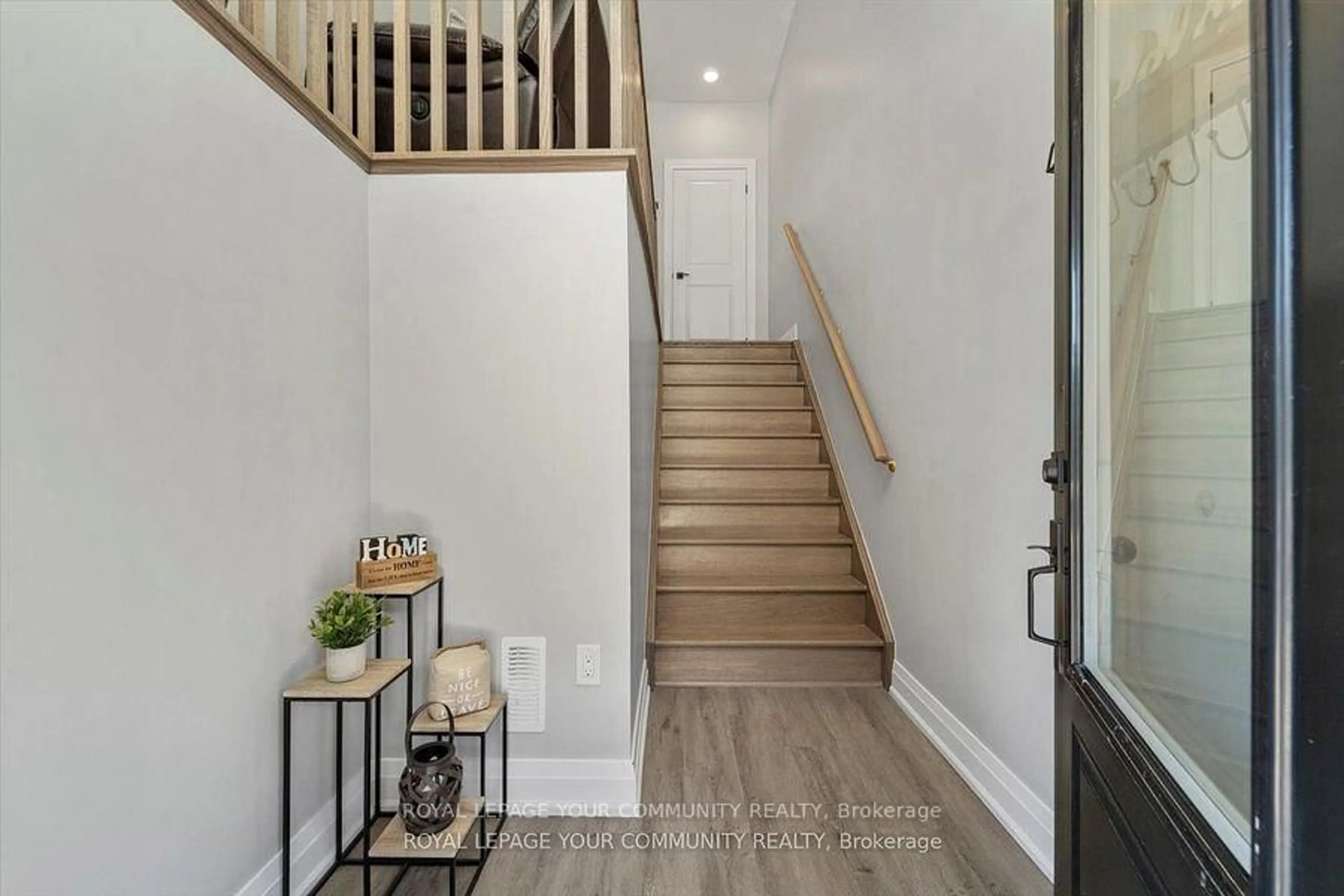 Indoor entryway for 1494 Purchase Pl, Innisfil Ontario L0L 1W0