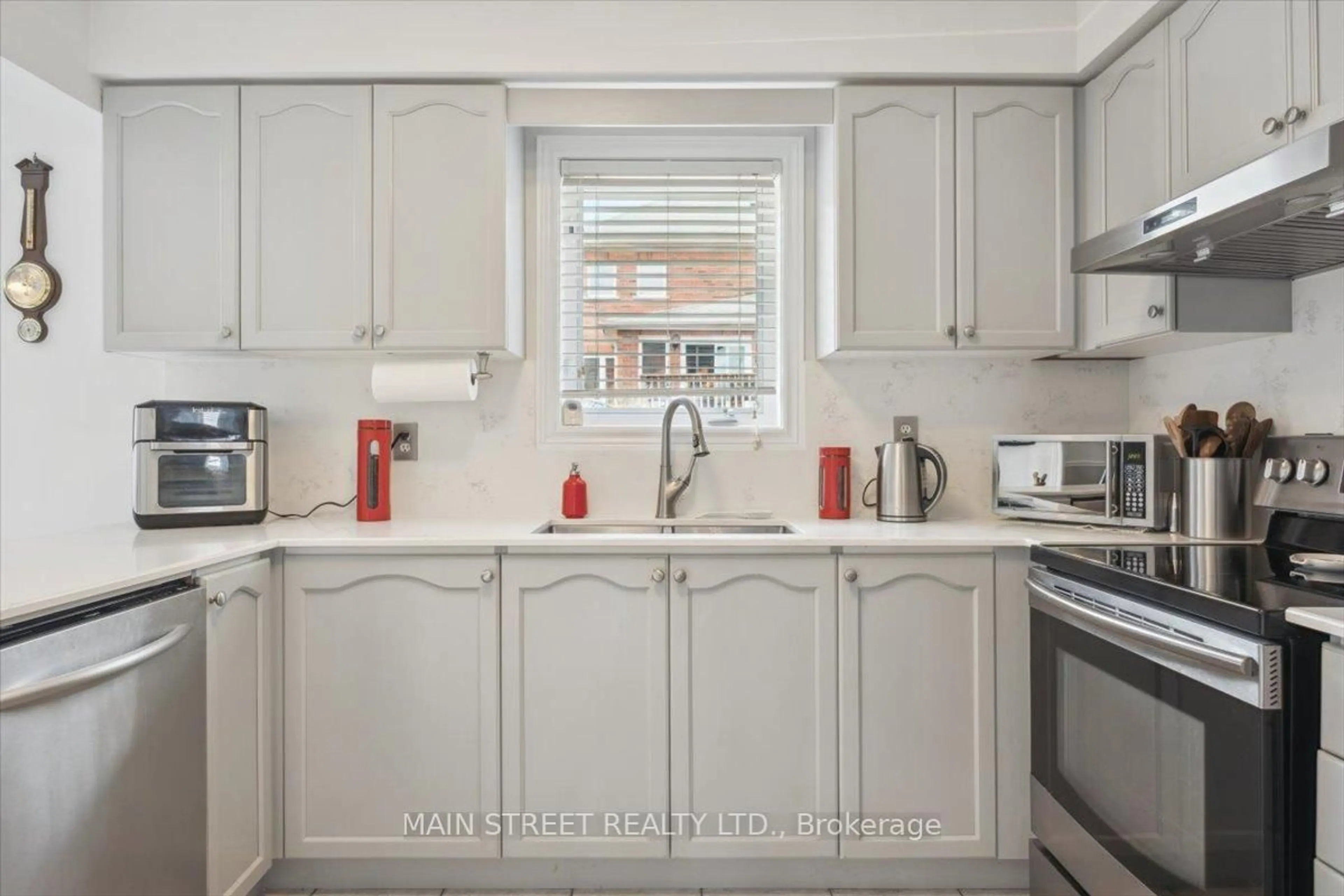 Standard kitchen, ceramic/tile floor for 9 Silverstone Cres, Georgina Ontario L4P 4A5