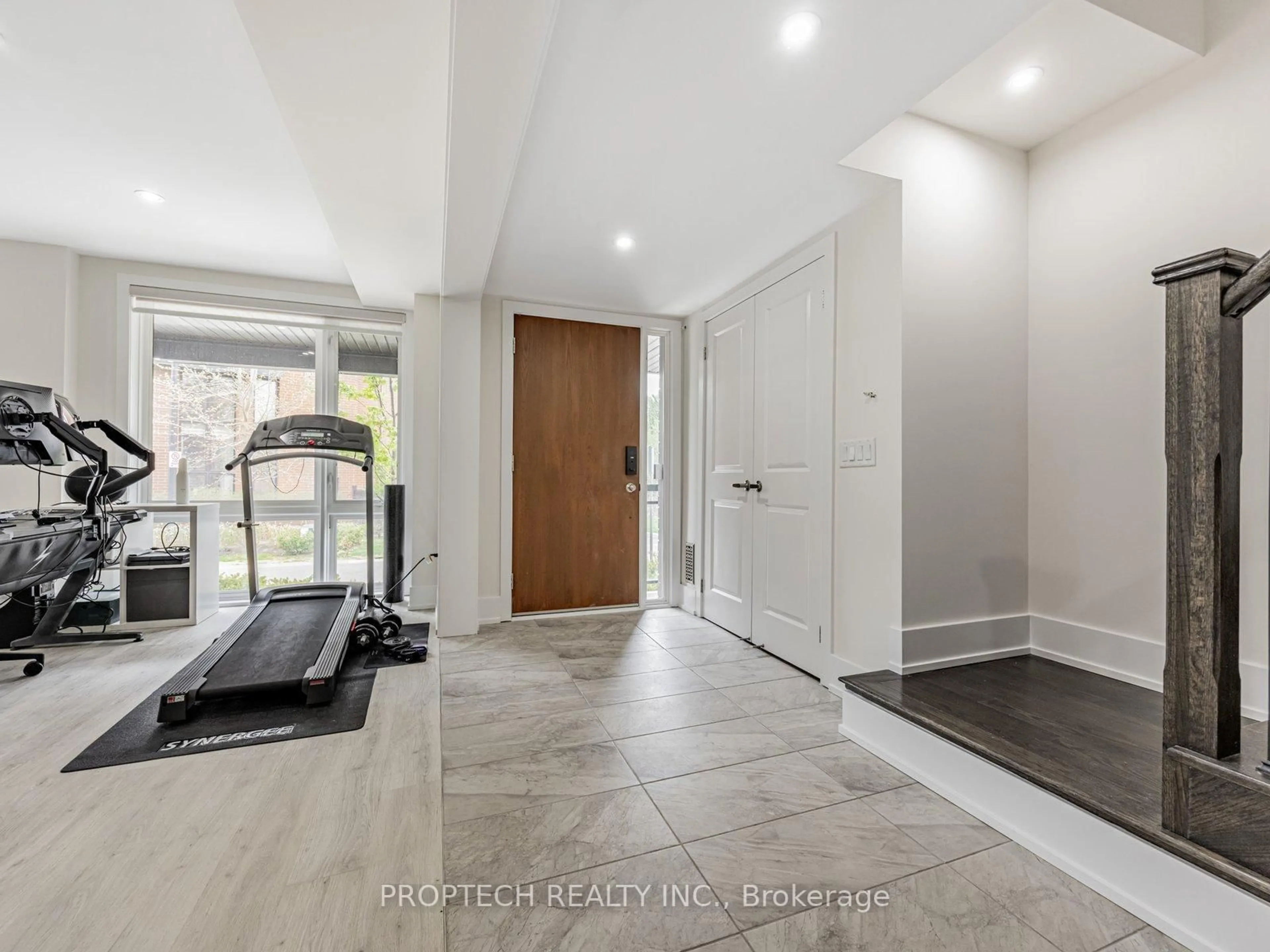 Indoor entryway for 45 Thorncrest Dr, Vaughan Ontario L4J 0K1