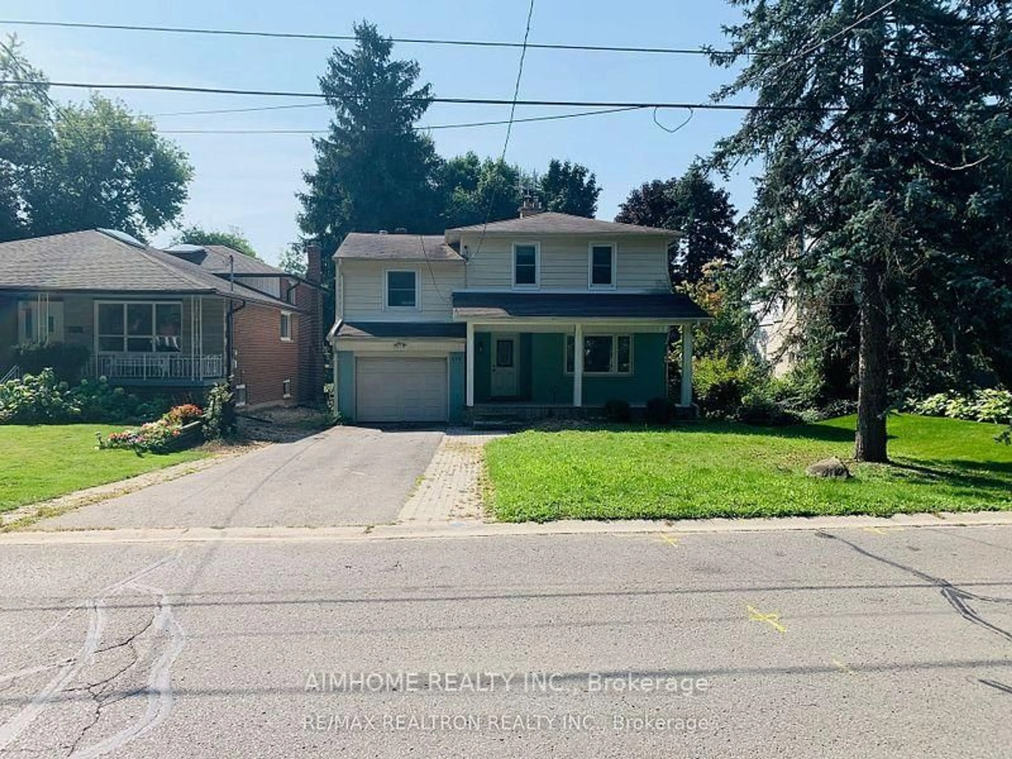 A pic from outside/outdoor area/front of a property/back of a property/a pic from drone, street for 222 Richmond St, Richmond Hill Ontario L4C 3Y8