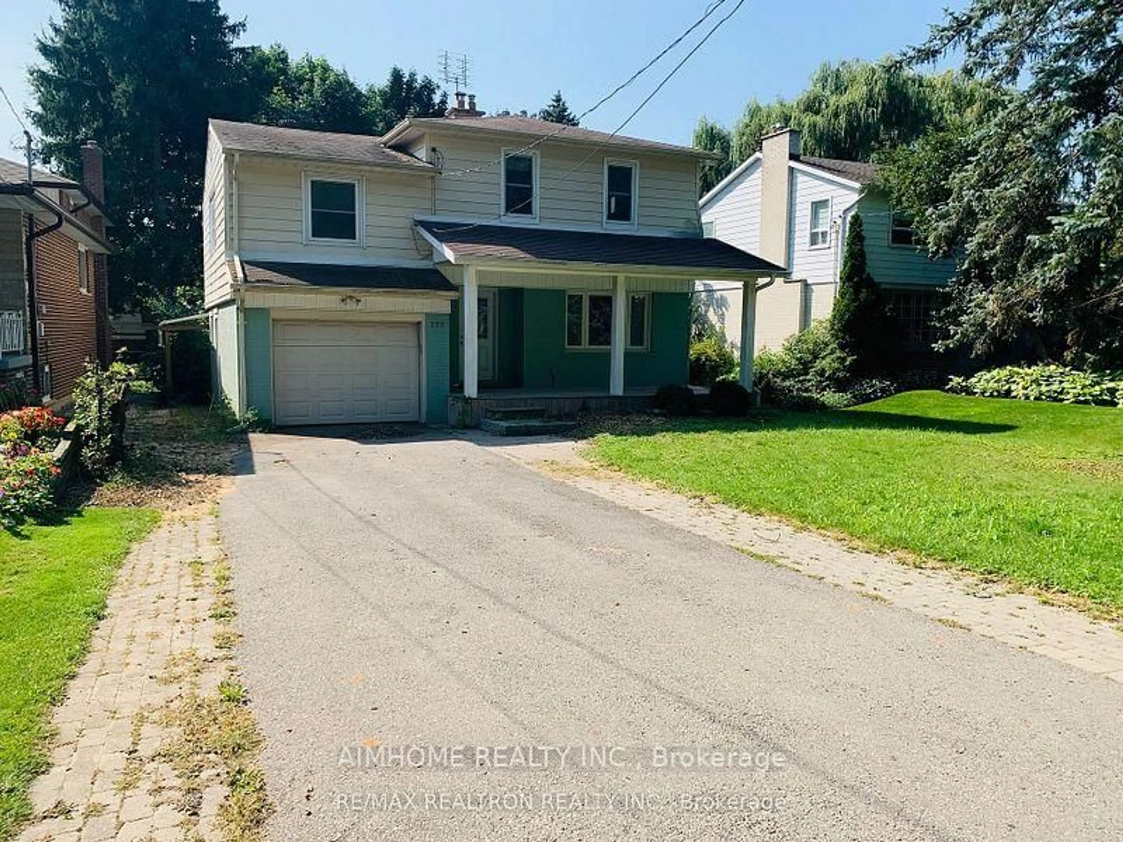 A pic from outside/outdoor area/front of a property/back of a property/a pic from drone, street for 222 Richmond St, Richmond Hill Ontario L4C 3Y8