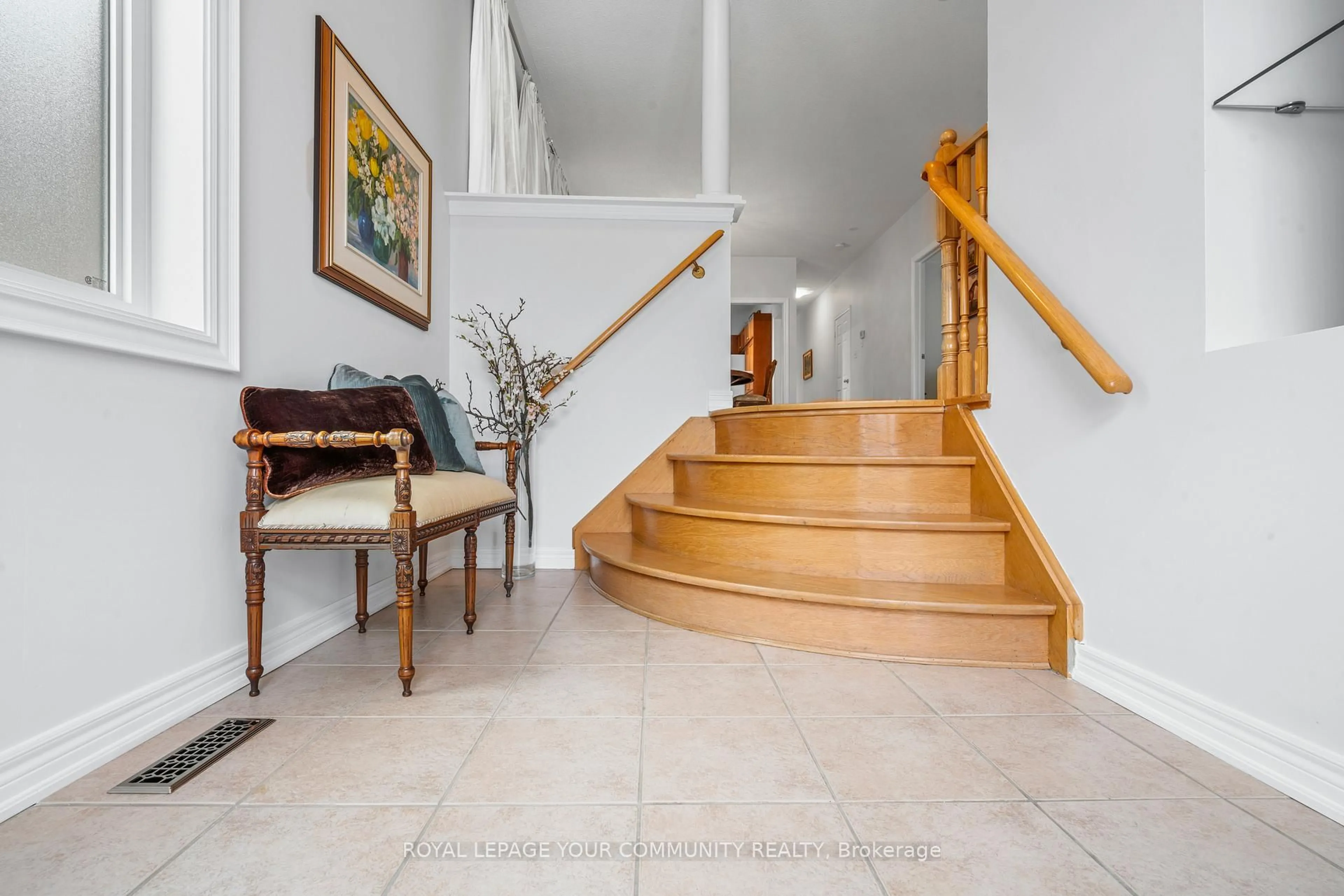 Indoor foyer for 516 Stone Rd, Aurora Ontario L4G 6Z7