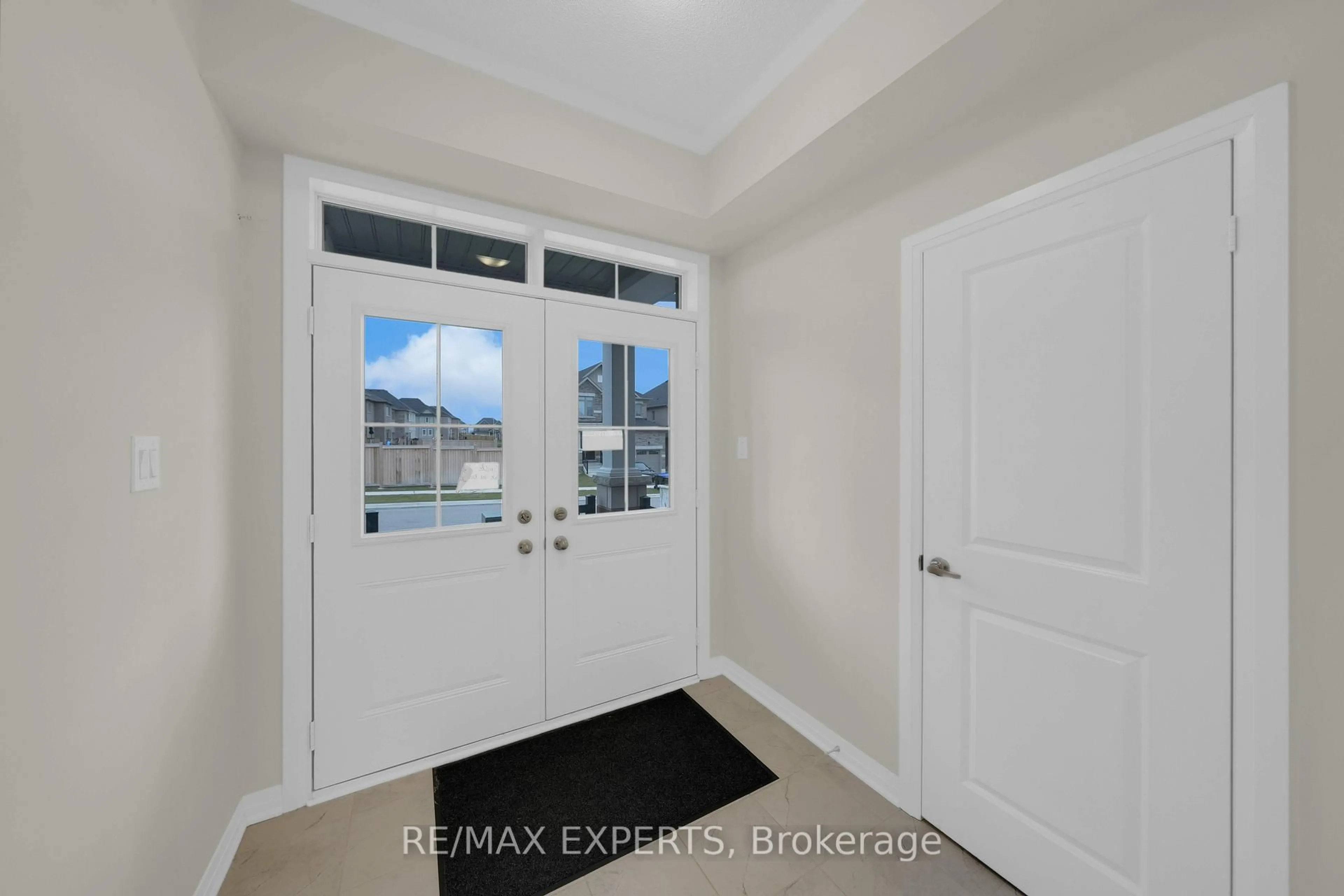Indoor entryway for 1359 Broderick St, Innisfil Ontario L9S 0P5