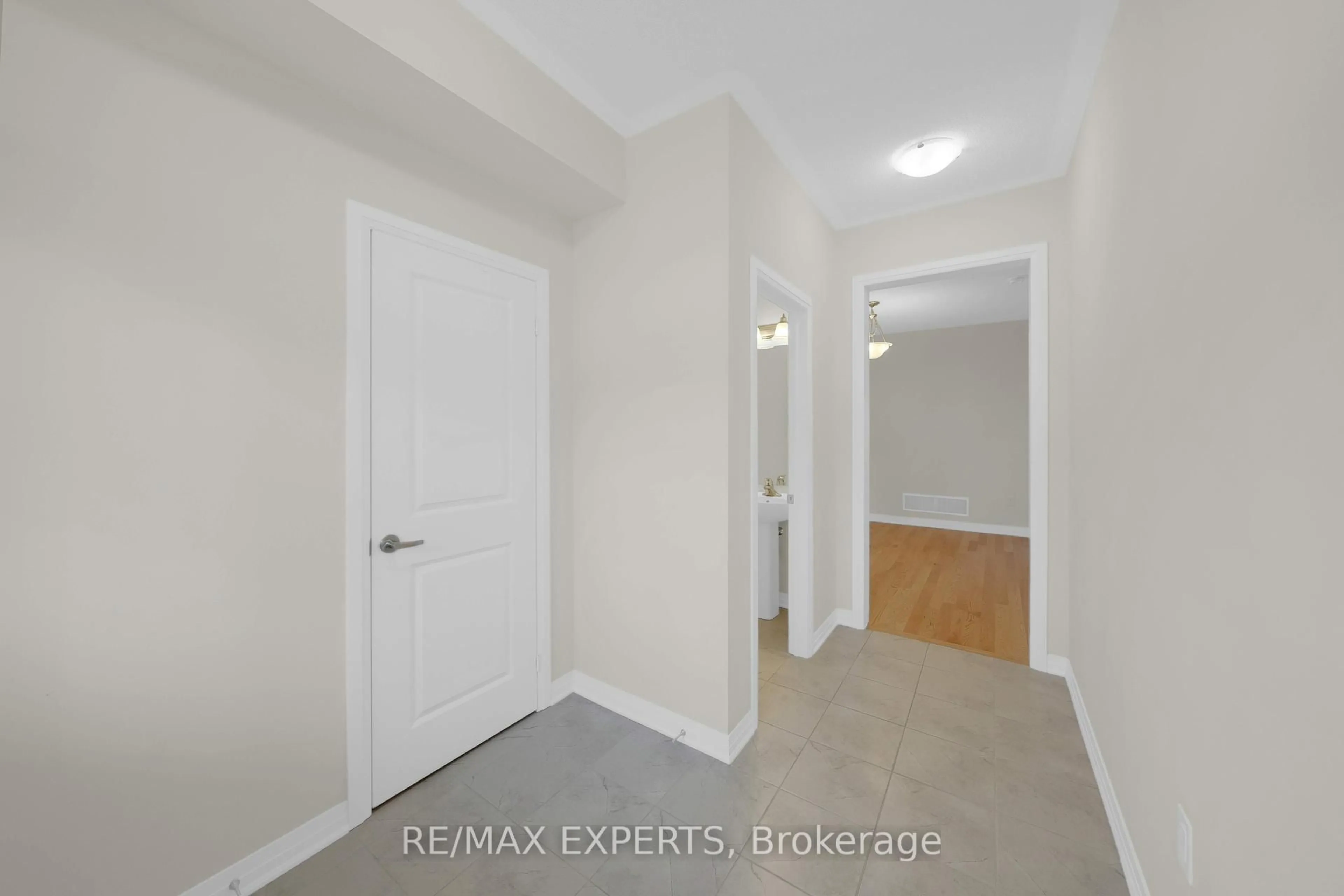 Indoor entryway for 1359 Broderick St, Innisfil Ontario L9S 0P5