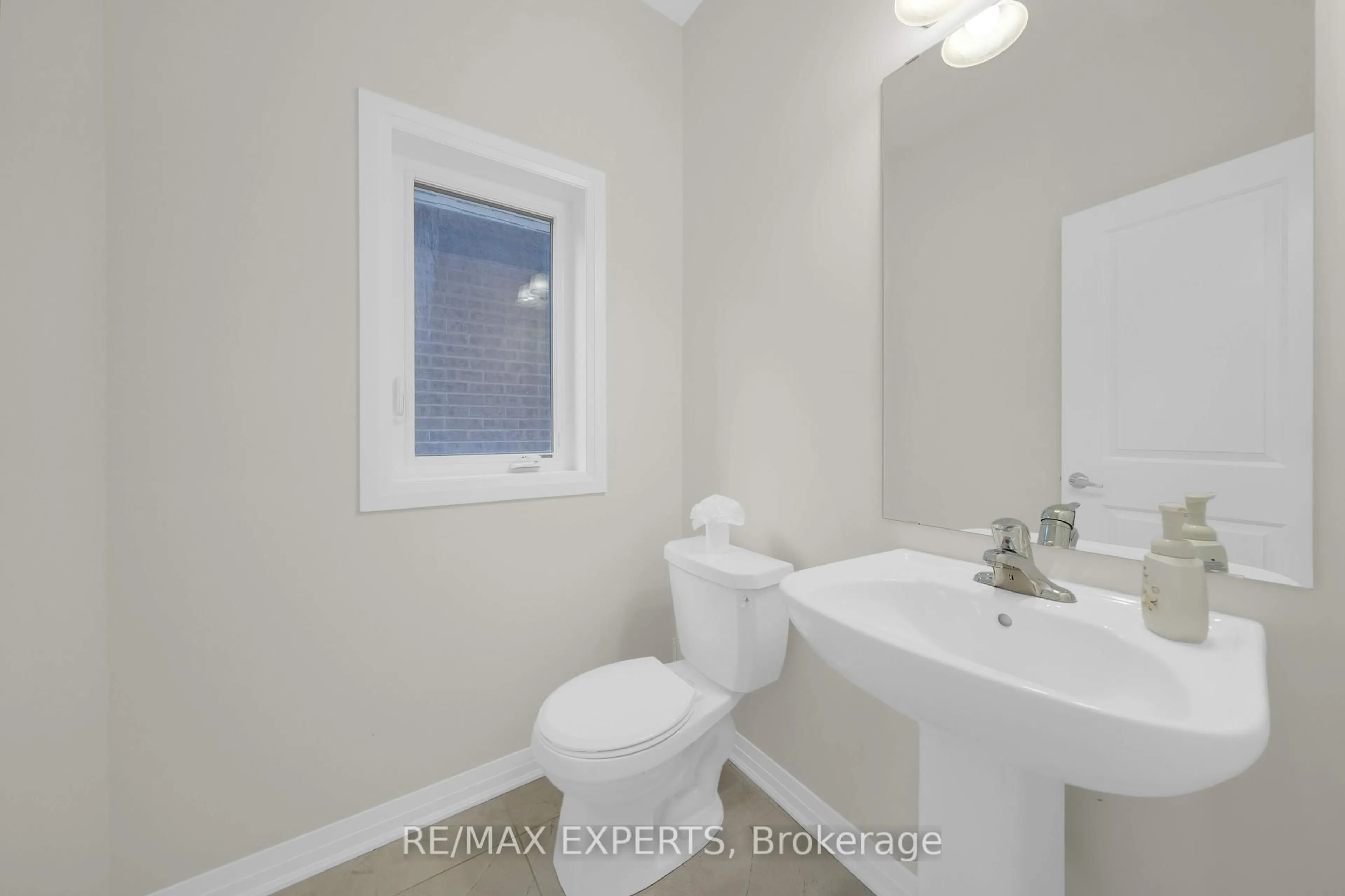 Standard bathroom, ceramic/tile floor for 1359 Broderick St, Innisfil Ontario L9S 0P5