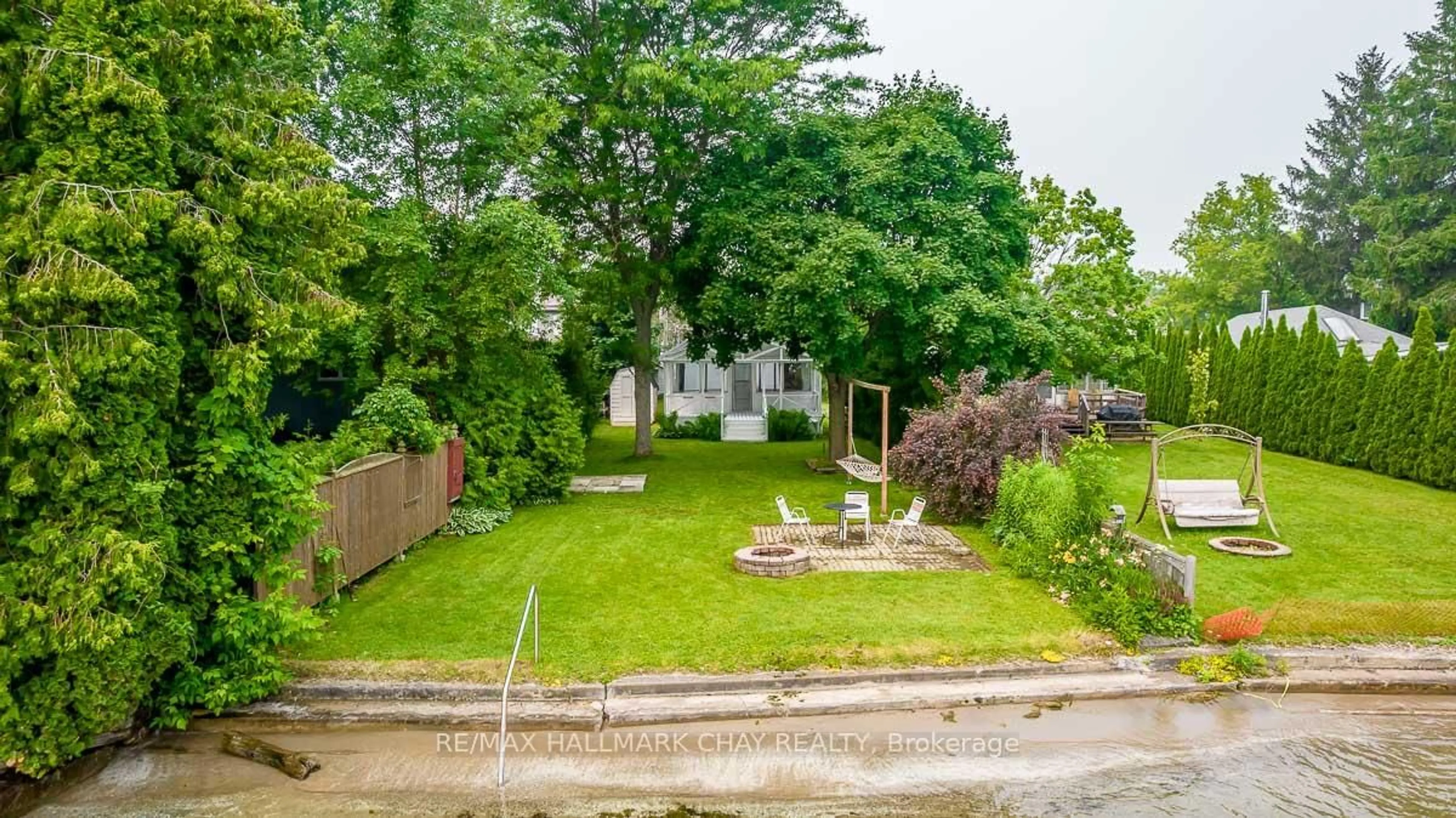 A pic from outside/outdoor area/front of a property/back of a property/a pic from drone, street for 1283 Maple Rd, Innisfil Ontario L0L 1R0