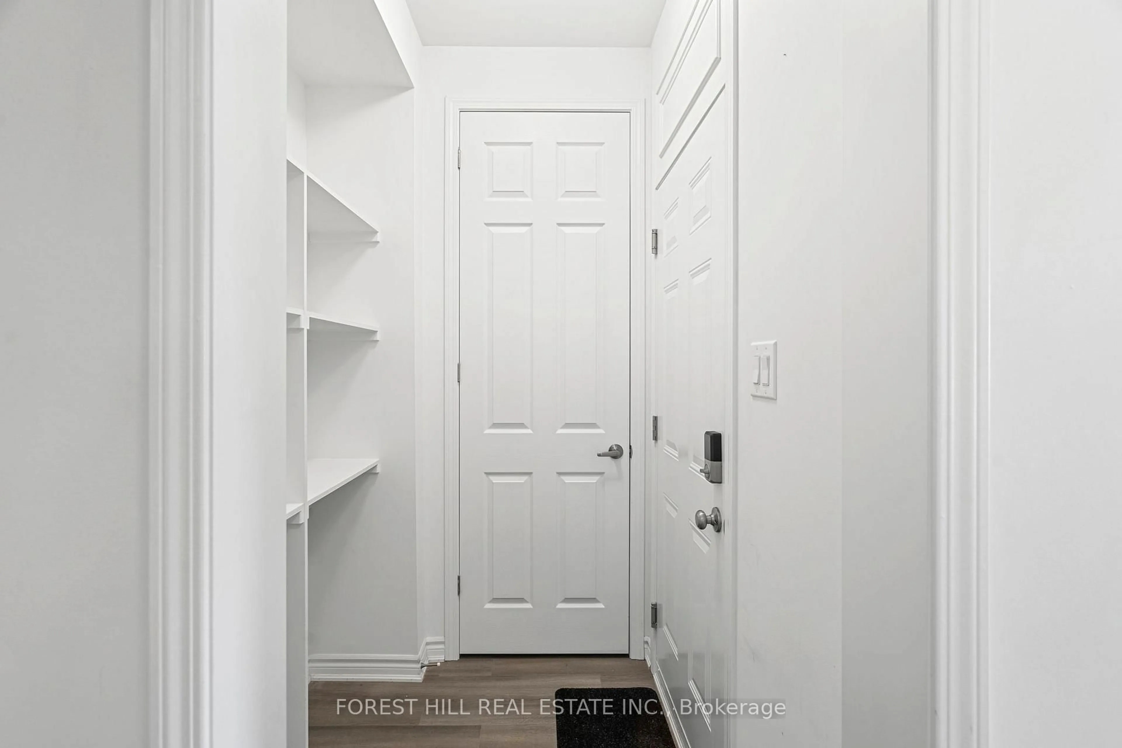 Indoor entryway for 2942 Murphy Pl, Innisfil Ontario L9S 0S1