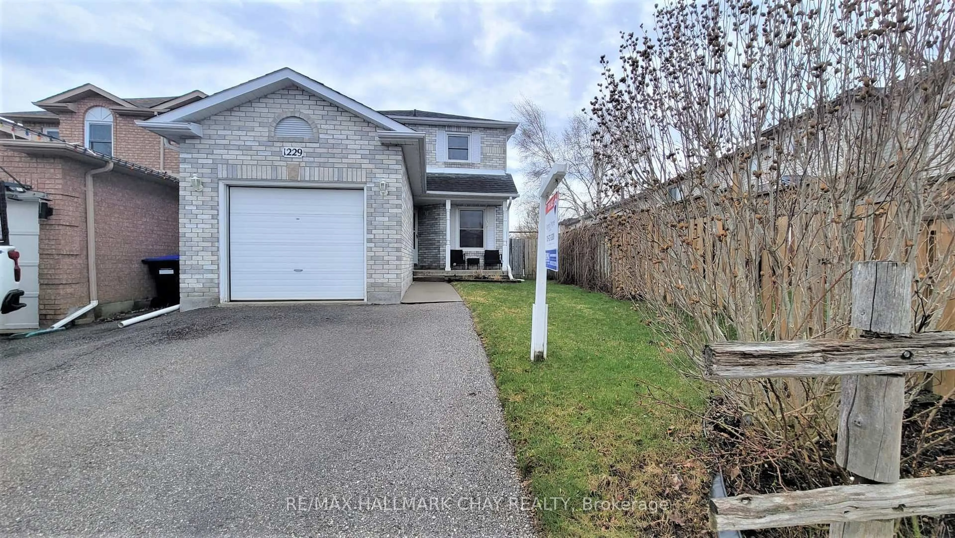 A pic from outside/outdoor area/front of a property/back of a property/a pic from drone, street for 1229 Benson St, Innisfil Ontario L9S 1Y5