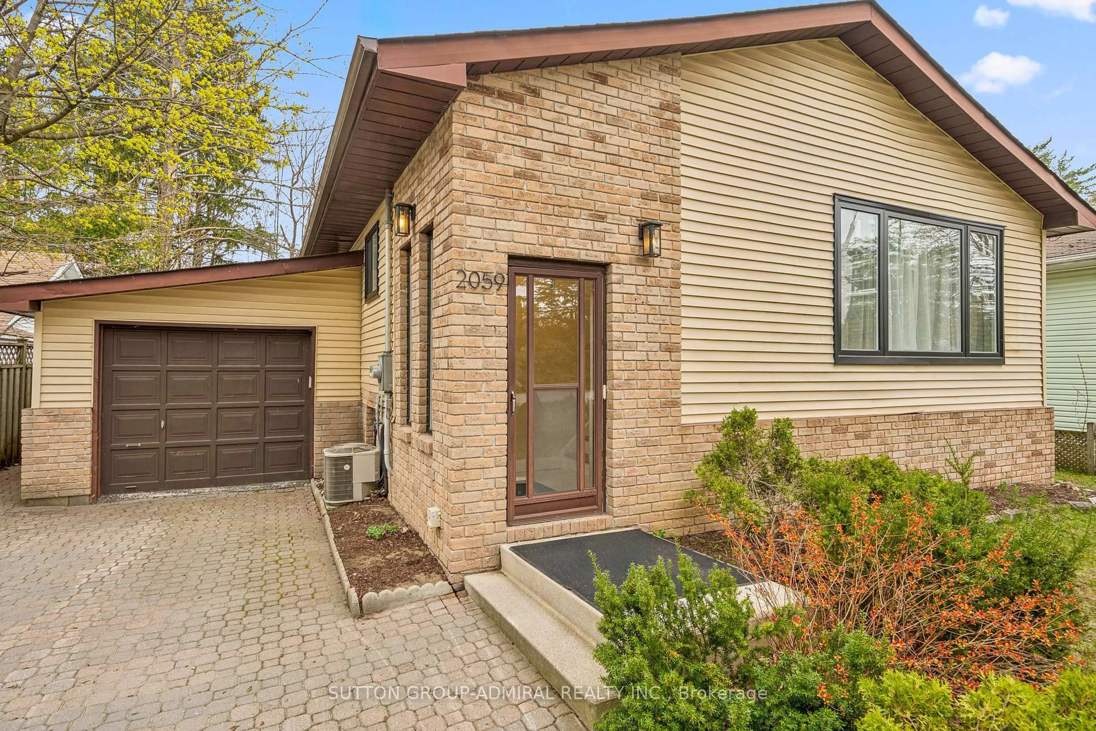 Home with brick exterior material, street for 2059 Northern Ave, Innisfil Ontario L9S 1Z4
