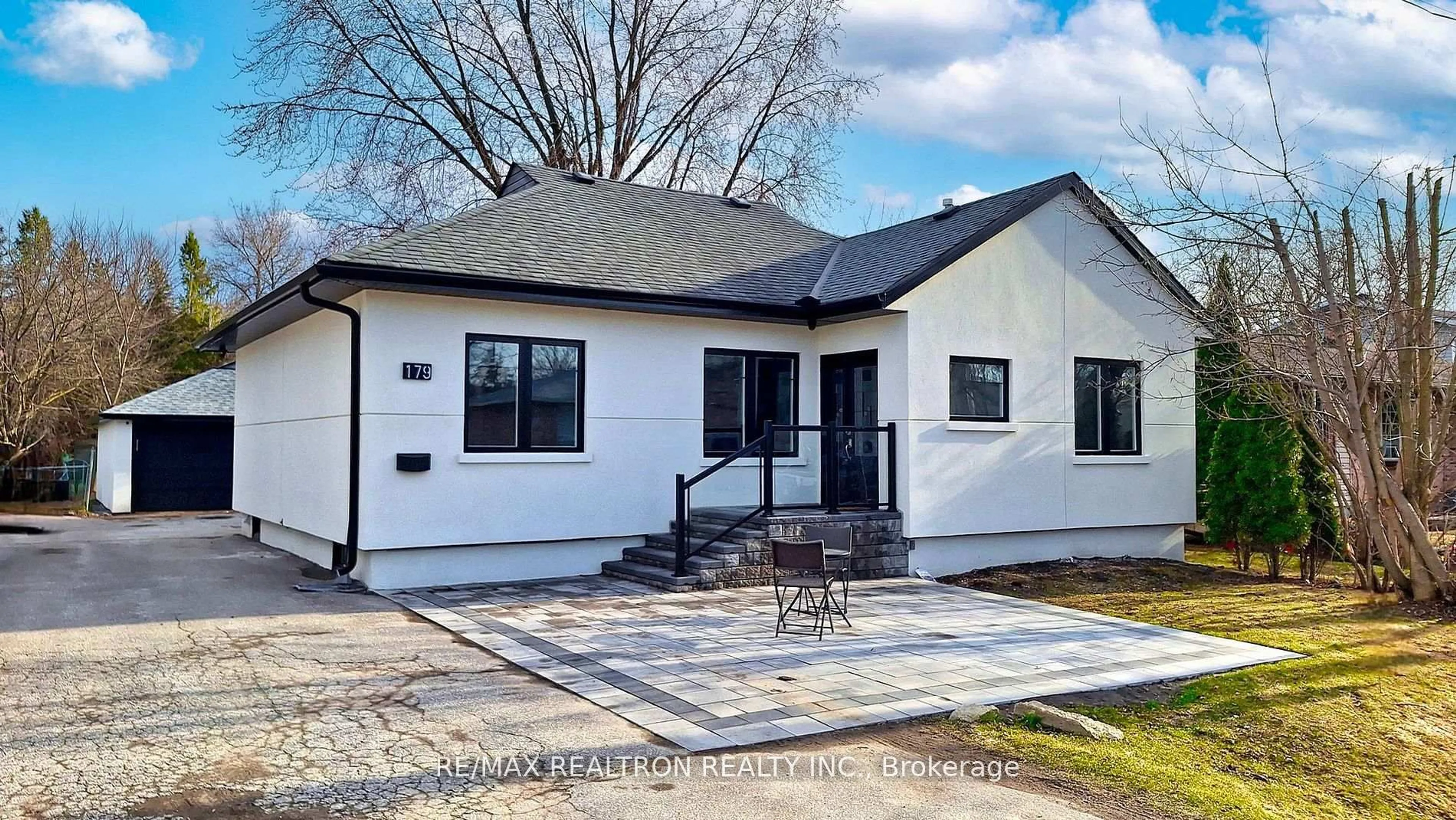 Home with vinyl exterior material, street for 179 Bayview Ave, Georgina Ontario L4P 2T1