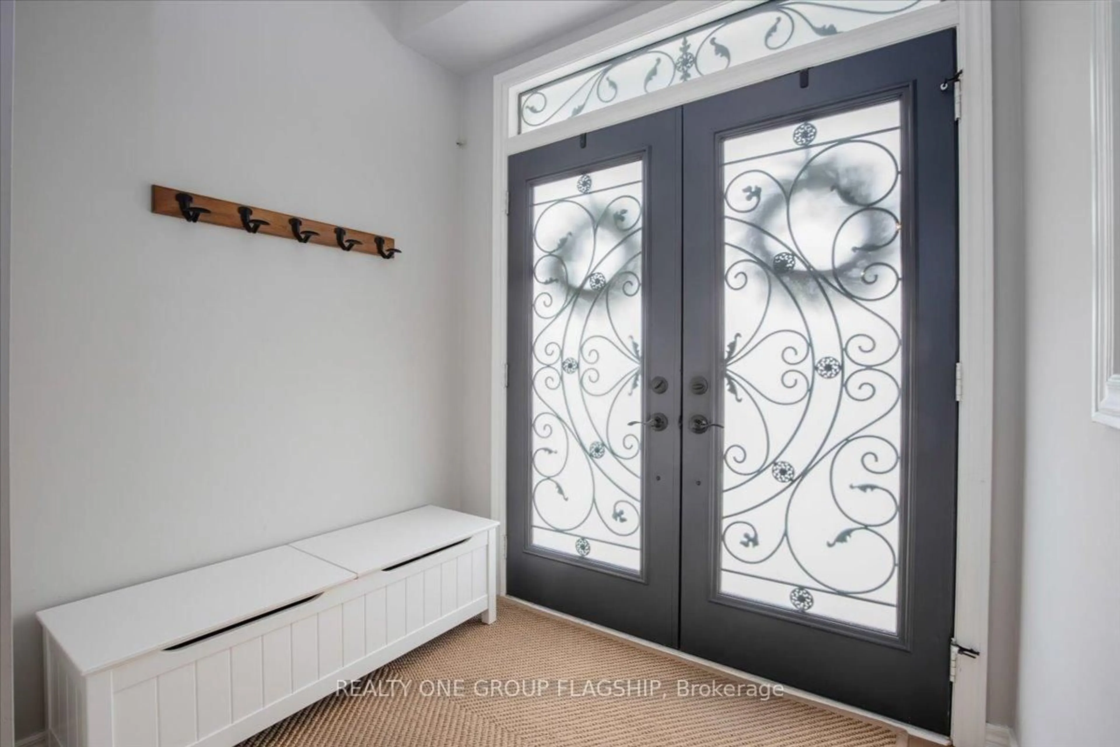 Indoor entryway for 11 Brookhurst Ave, Georgina Ontario L4P 0B4