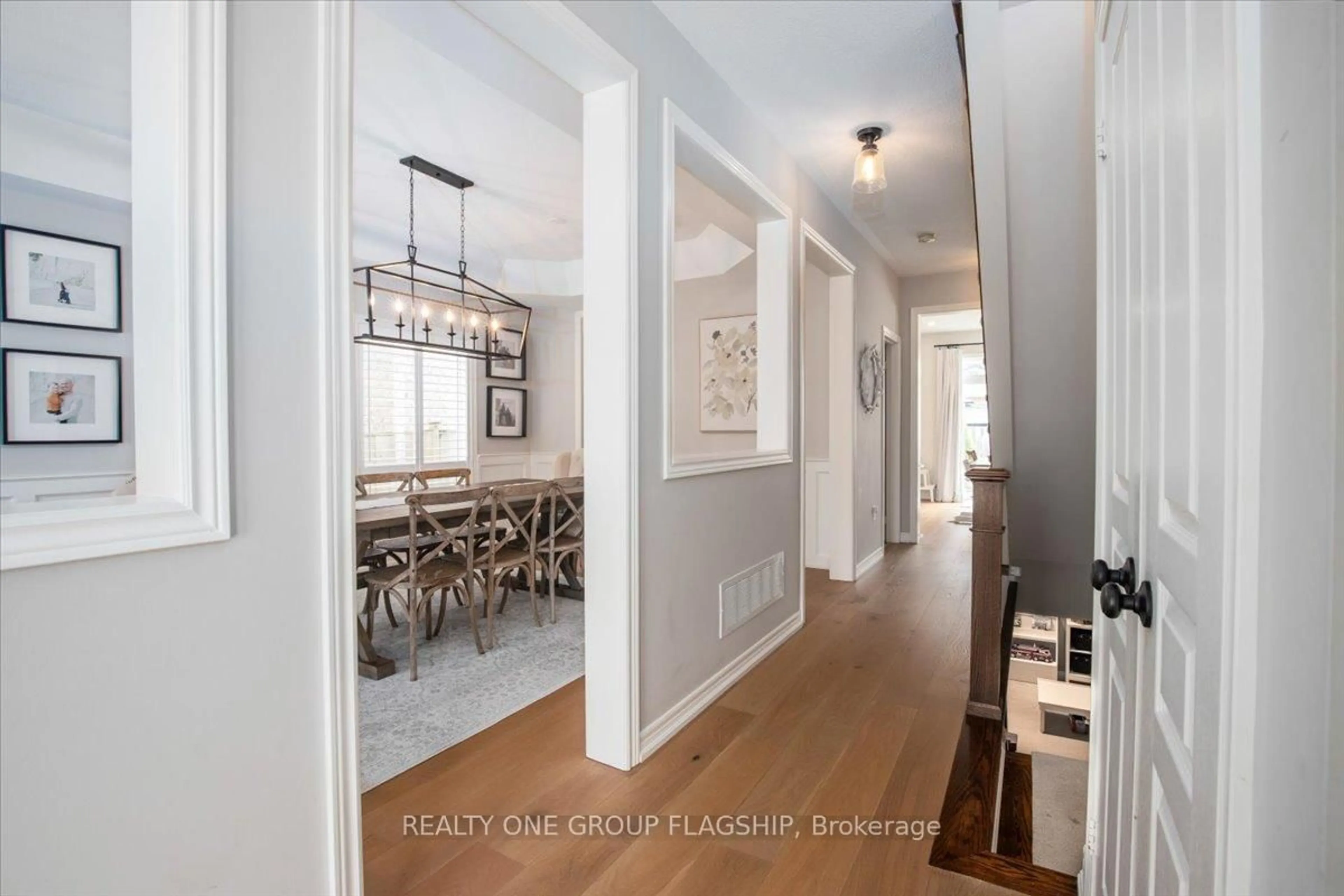 Indoor entryway for 11 Brookhurst Ave, Georgina Ontario L4P 0B4