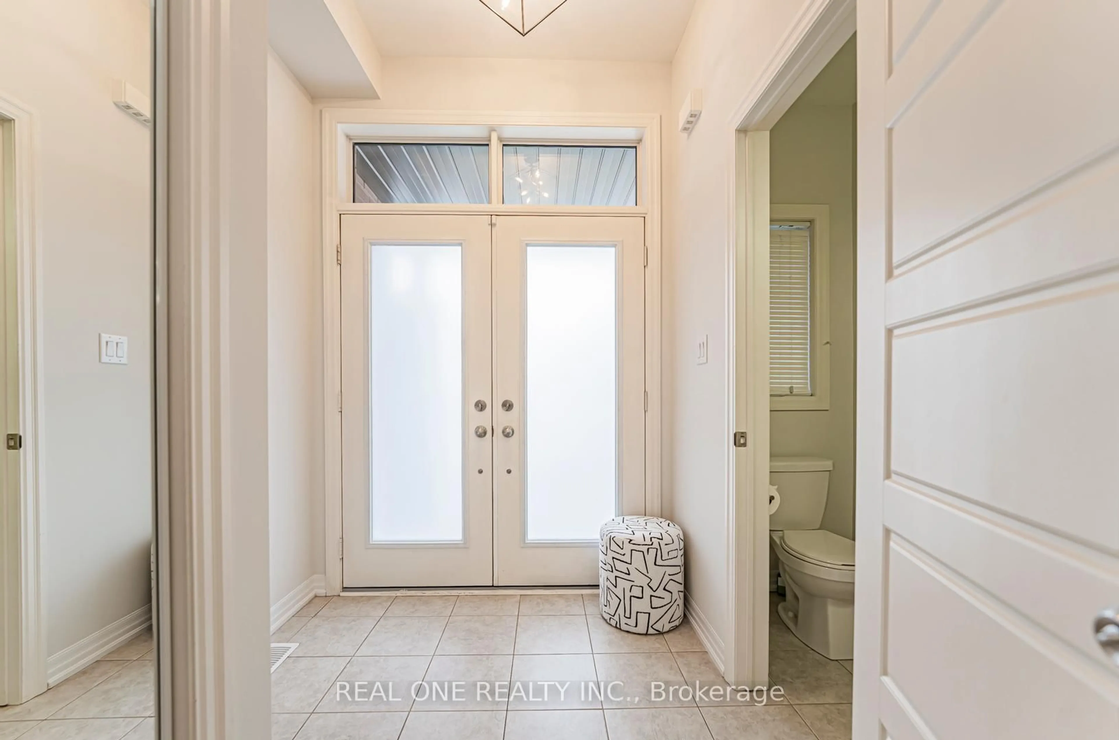 Indoor entryway for 71 Tango Cres, Newmarket Ontario L3X 0K4