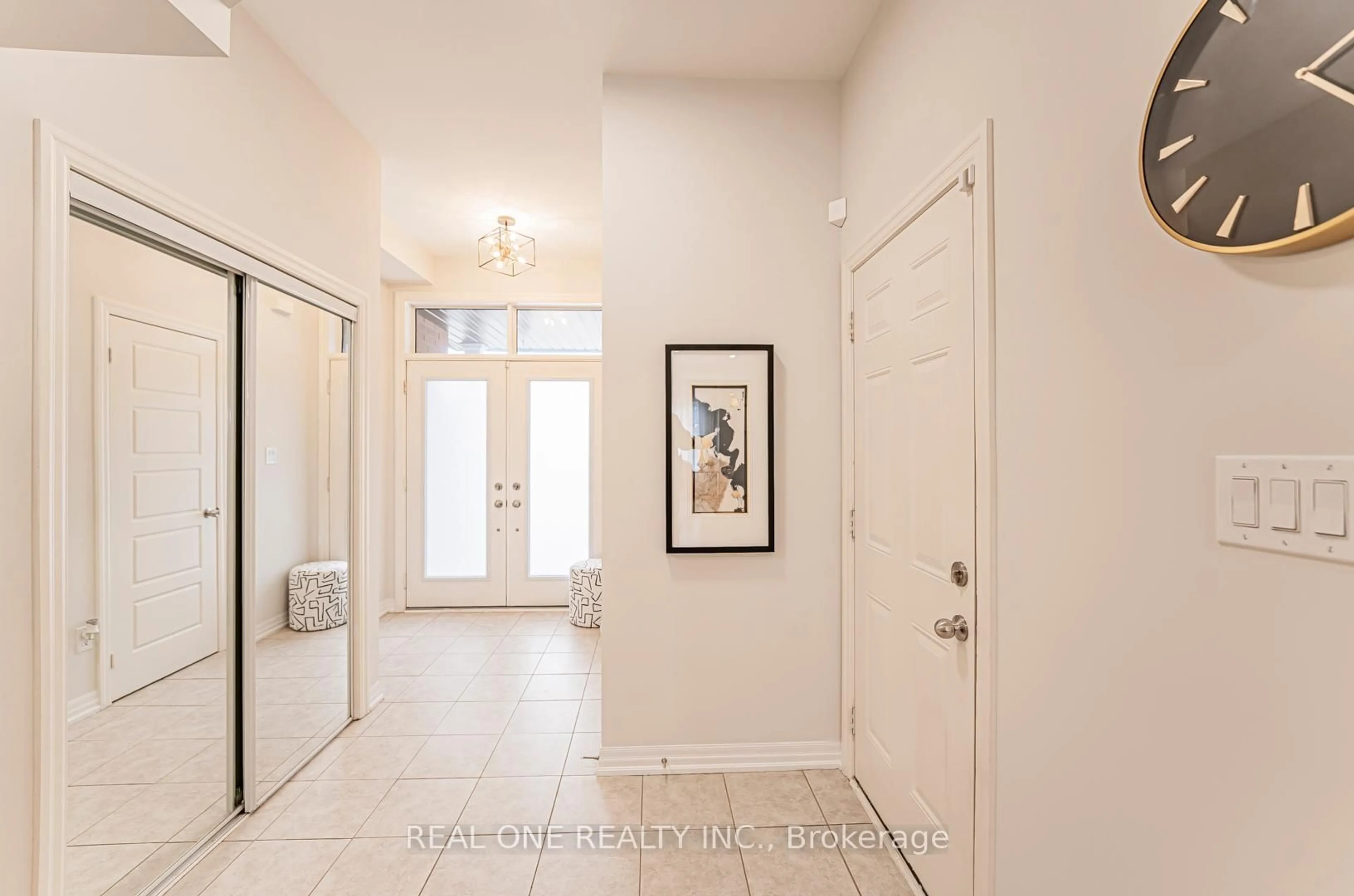 Indoor entryway for 71 Tango Cres, Newmarket Ontario L3X 0K4