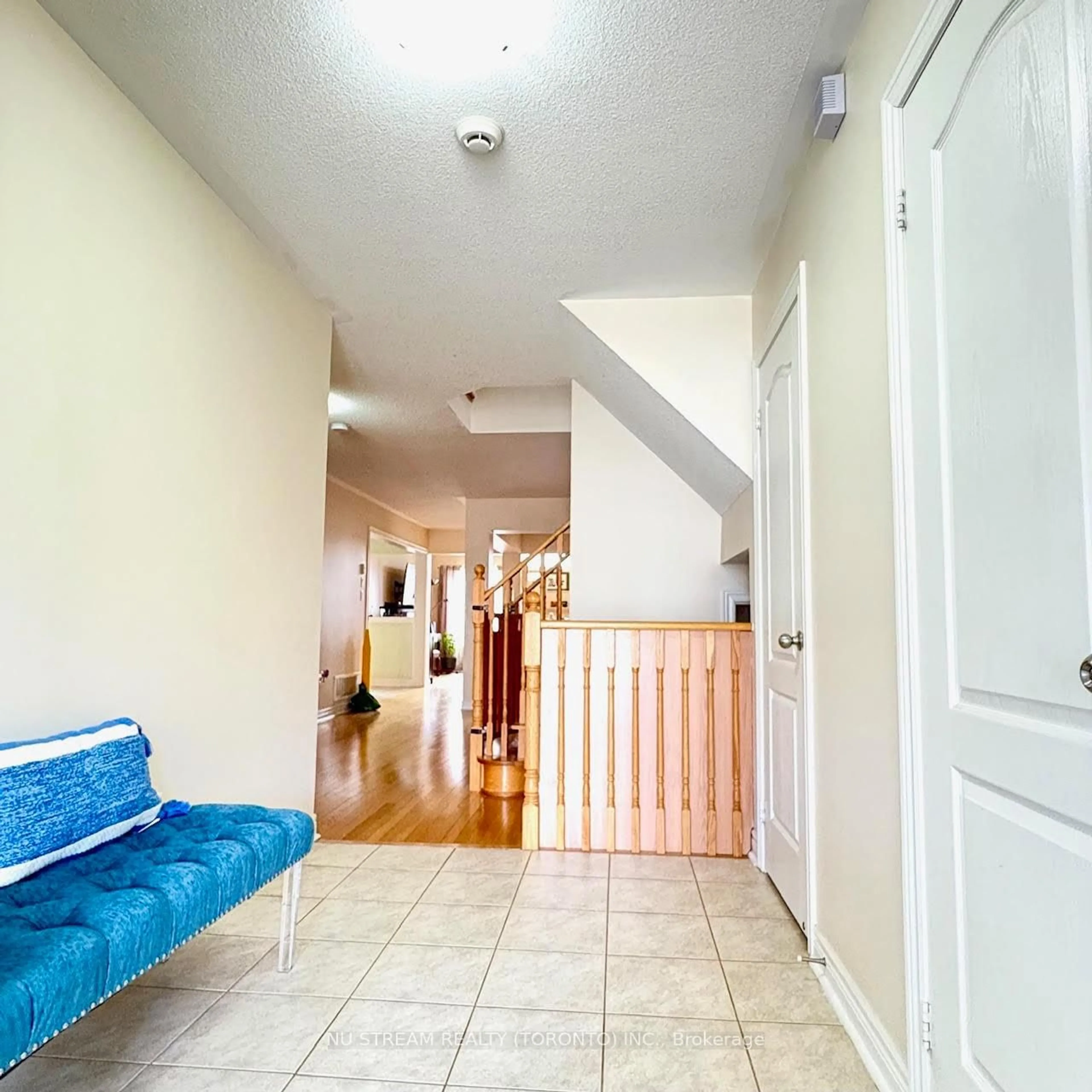 Indoor foyer for 173 Downy Emerald Dr, Bradford West Gwillimbury Ontario L3Z 0E6