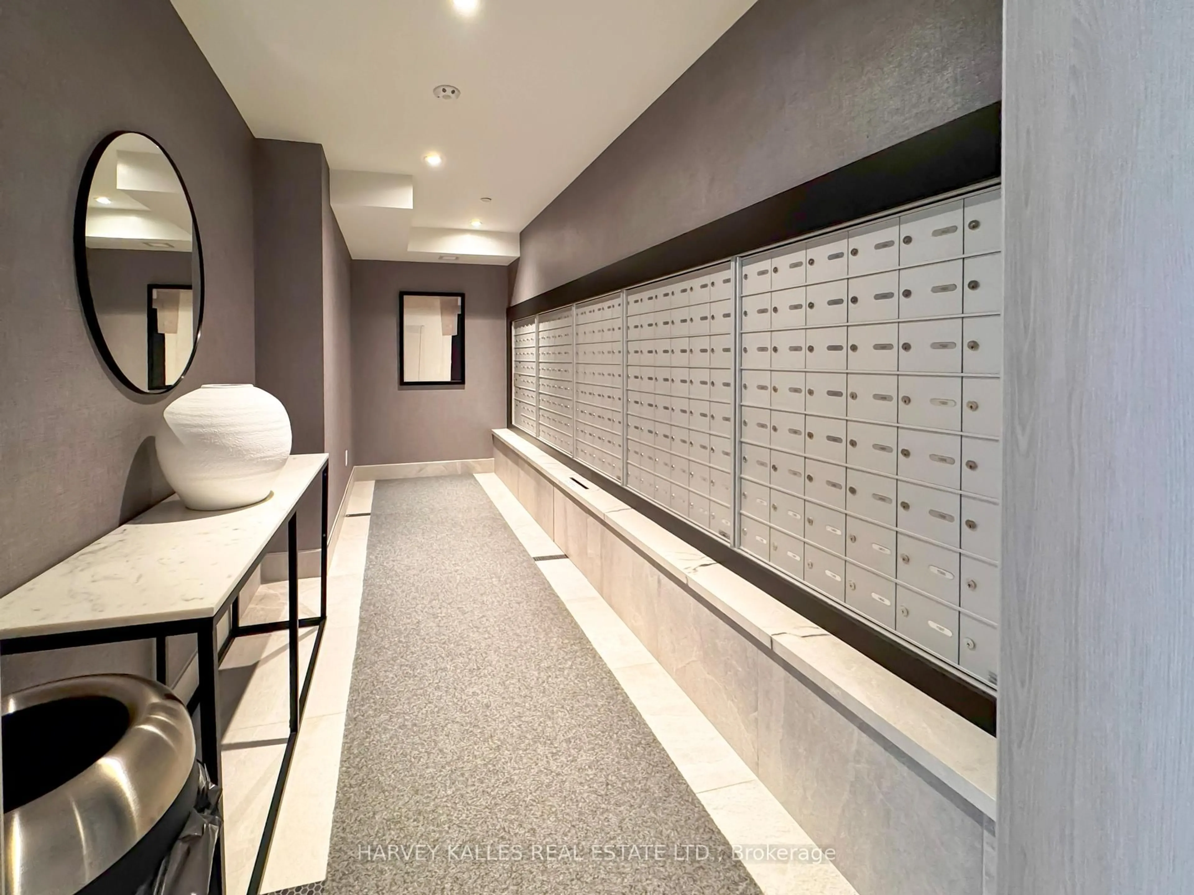 Indoor foyer for 185 Deerfield Rd #305, Newmarket Ontario L3Y 0G7