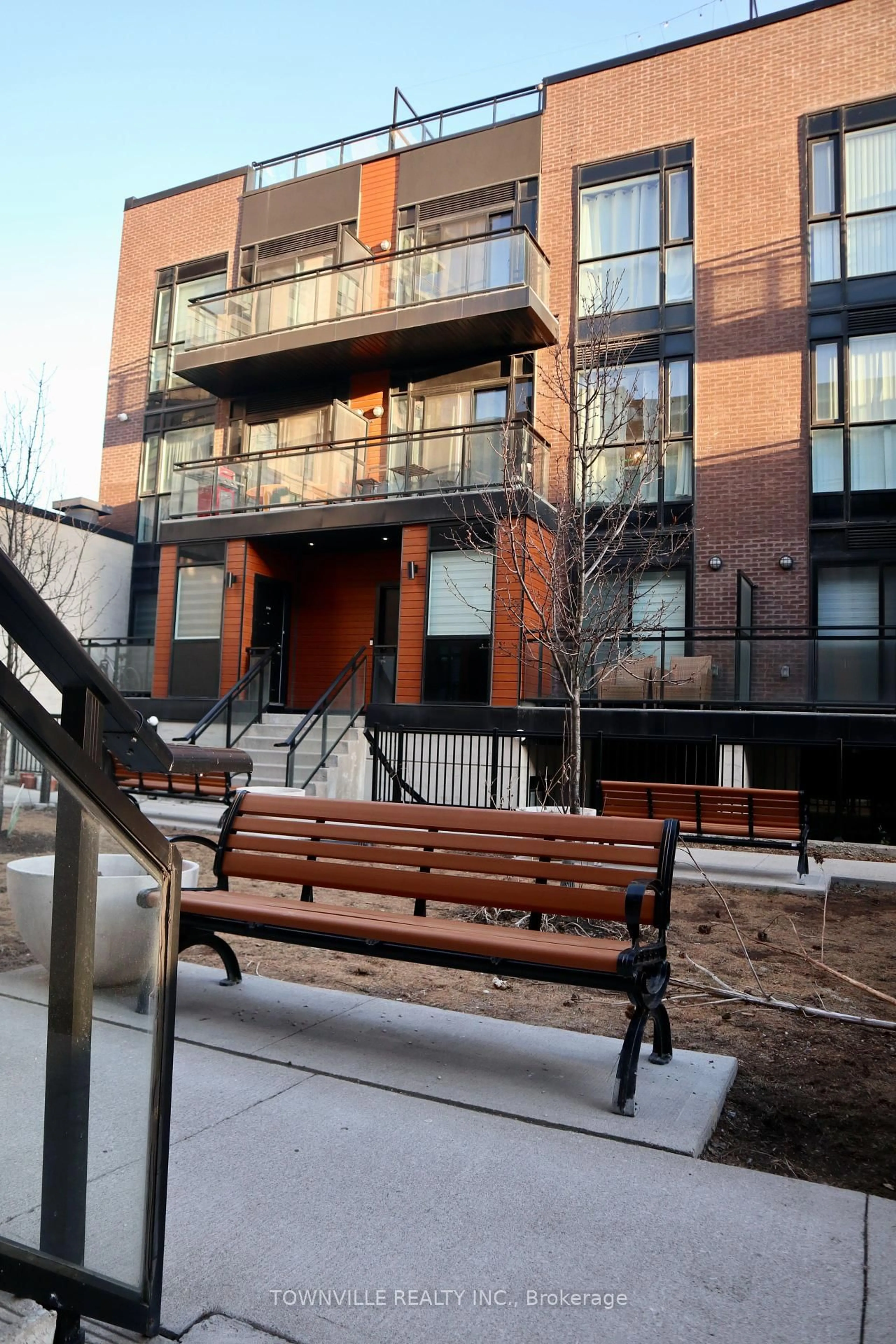 Patio, street for 5279 Highway 7 Rd #B1002, Vaughan Ontario L4L 0J1