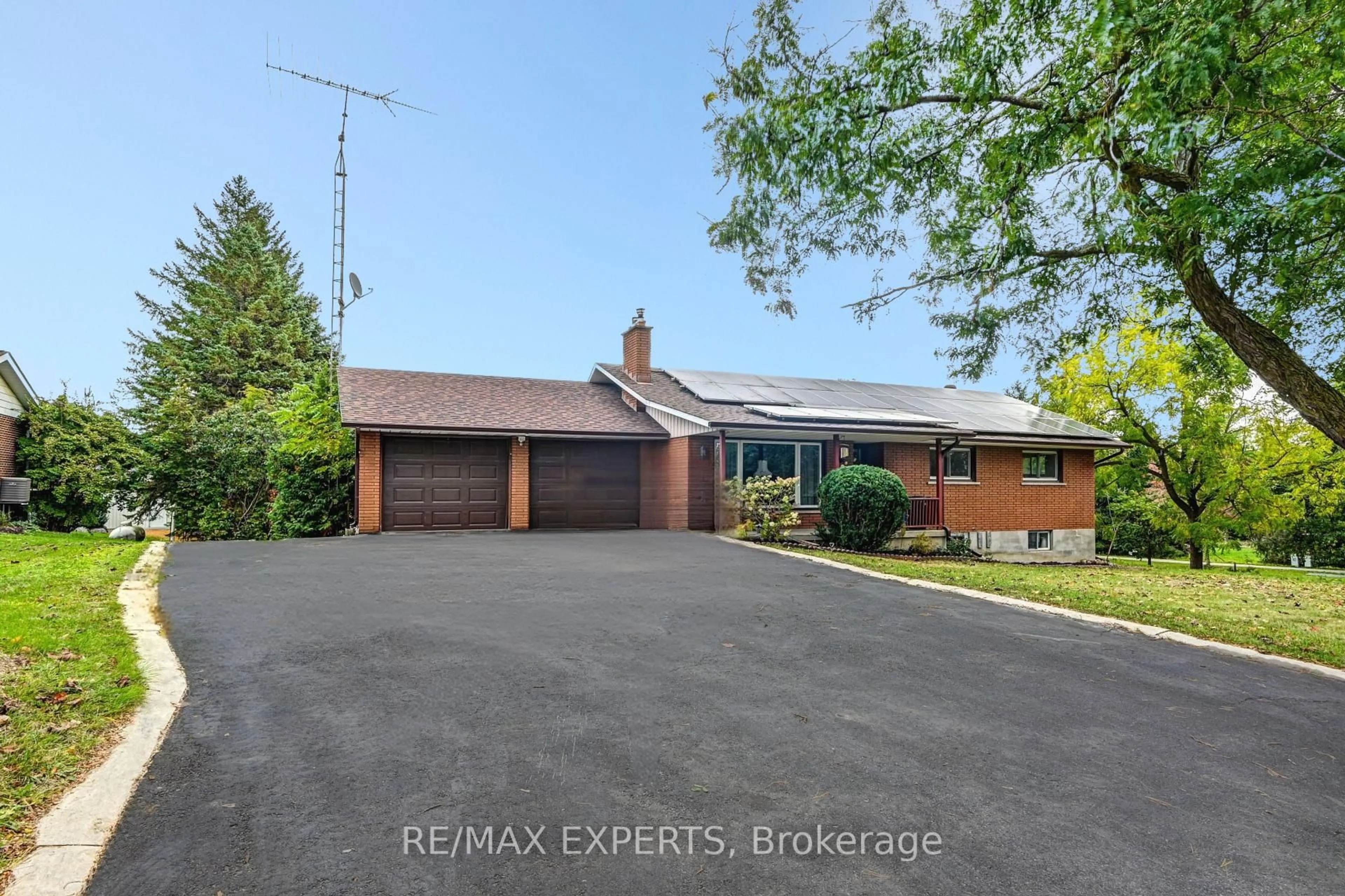 A pic from outside/outdoor area/front of a property/back of a property/a pic from drone, street for 5077 Boyne St, New Tecumseth Ontario L9R 1V2