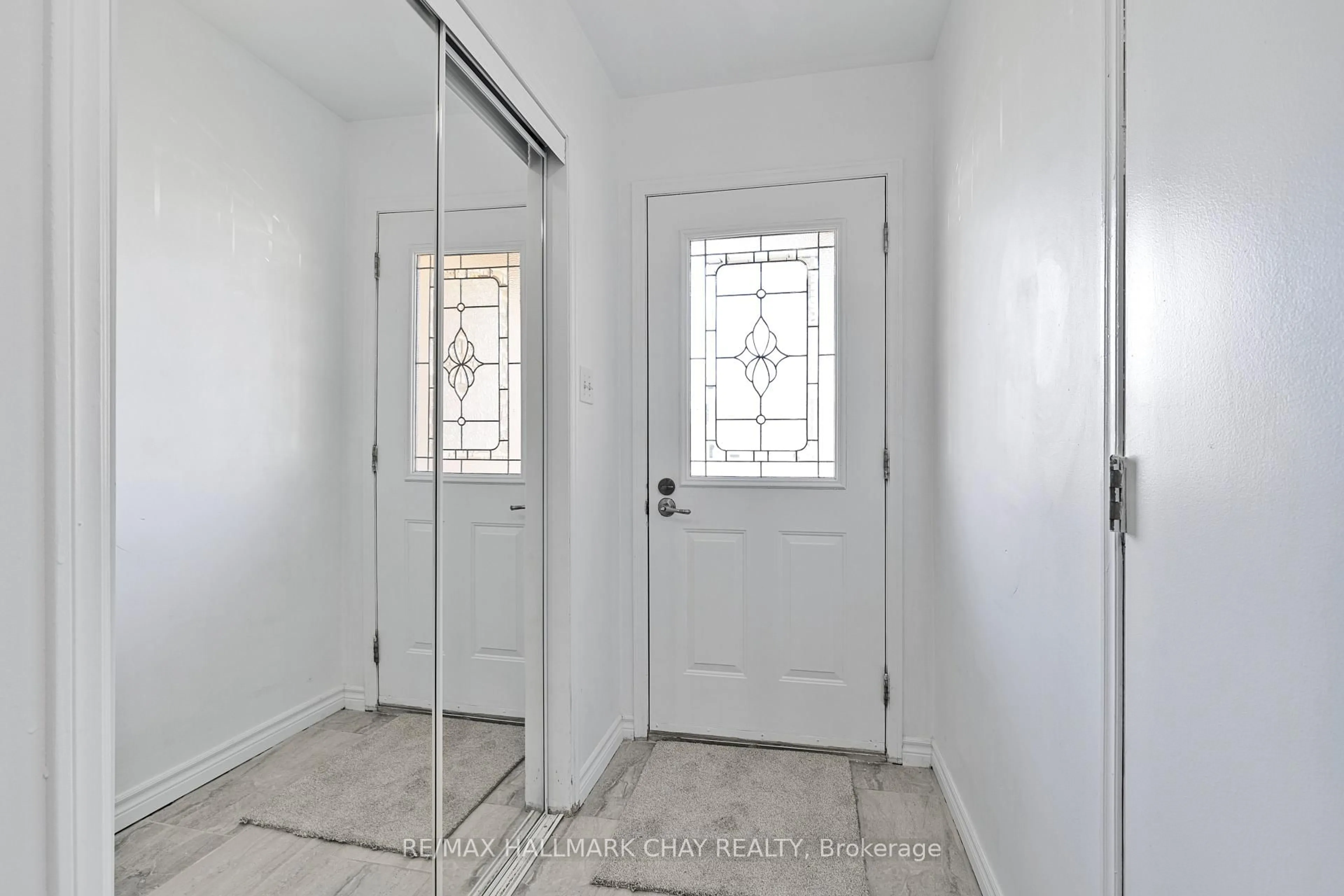 Indoor entryway for 492 Britannia Ave, Bradford West Gwillimbury Ontario L3Z 1A7