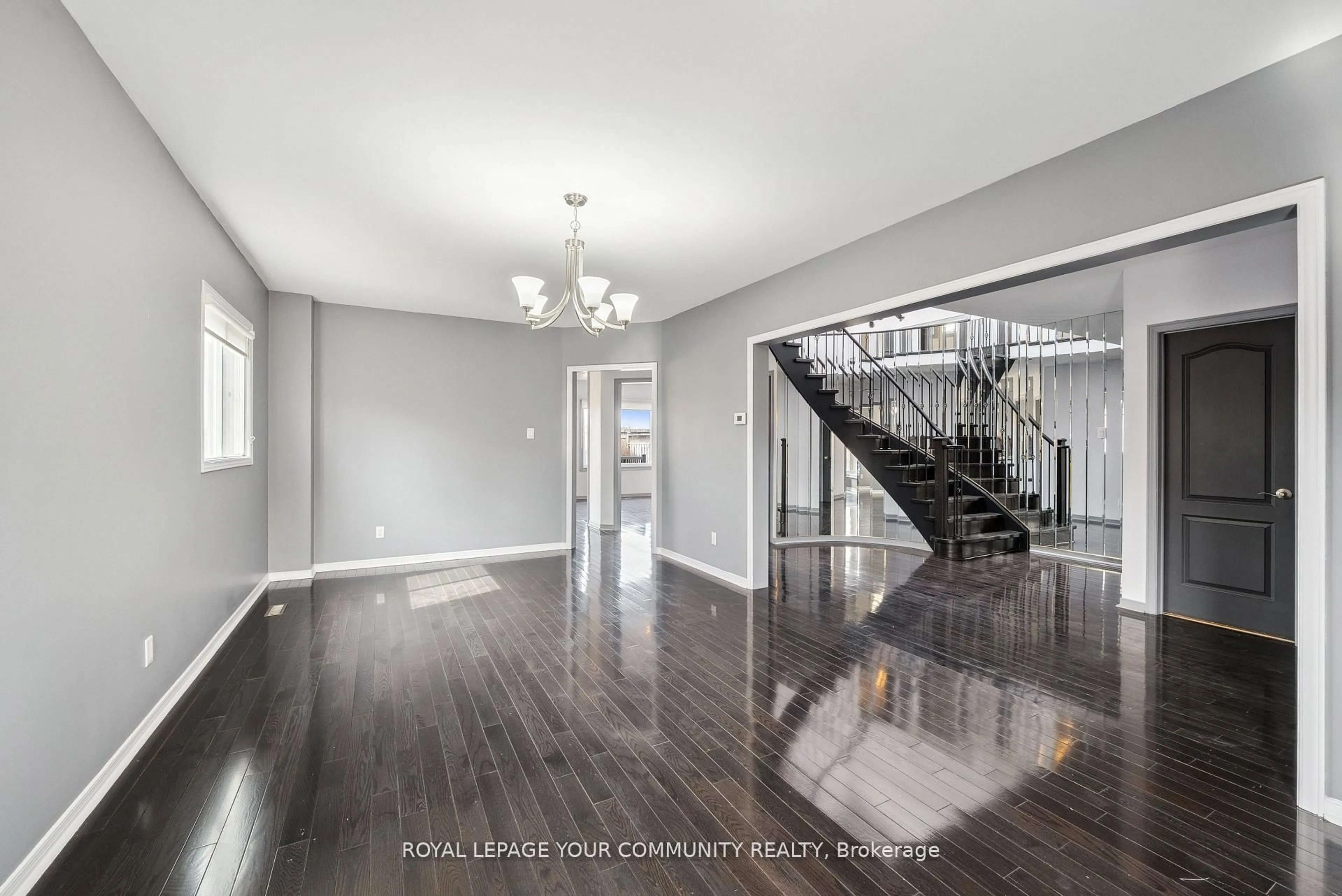 Indoor entryway for 105 Redondo Dr, Vaughan Ontario L4J 7S6