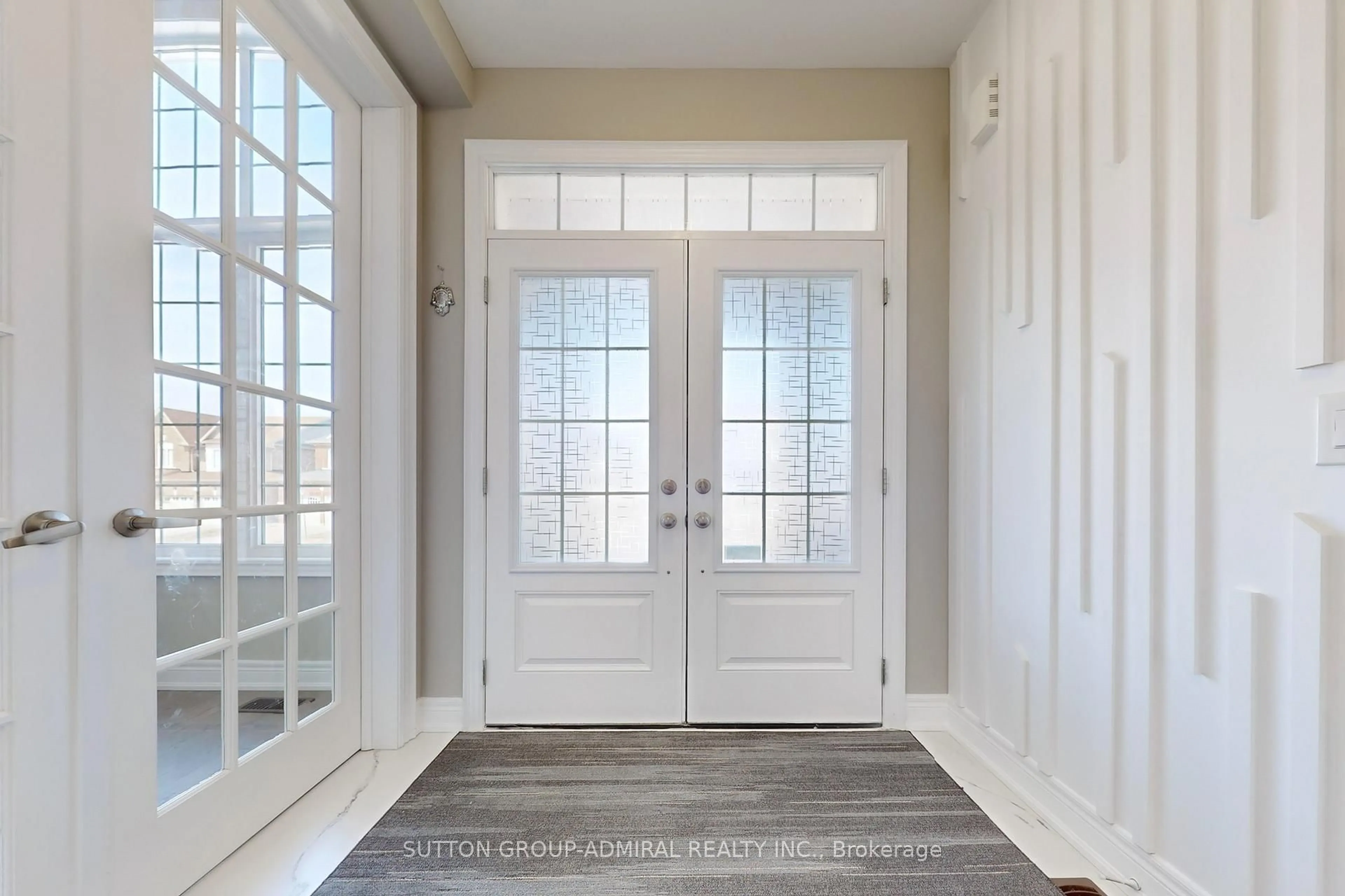 Indoor entryway for 99 Kingknoll Cres, Georgina Ontario L6Y 3E7