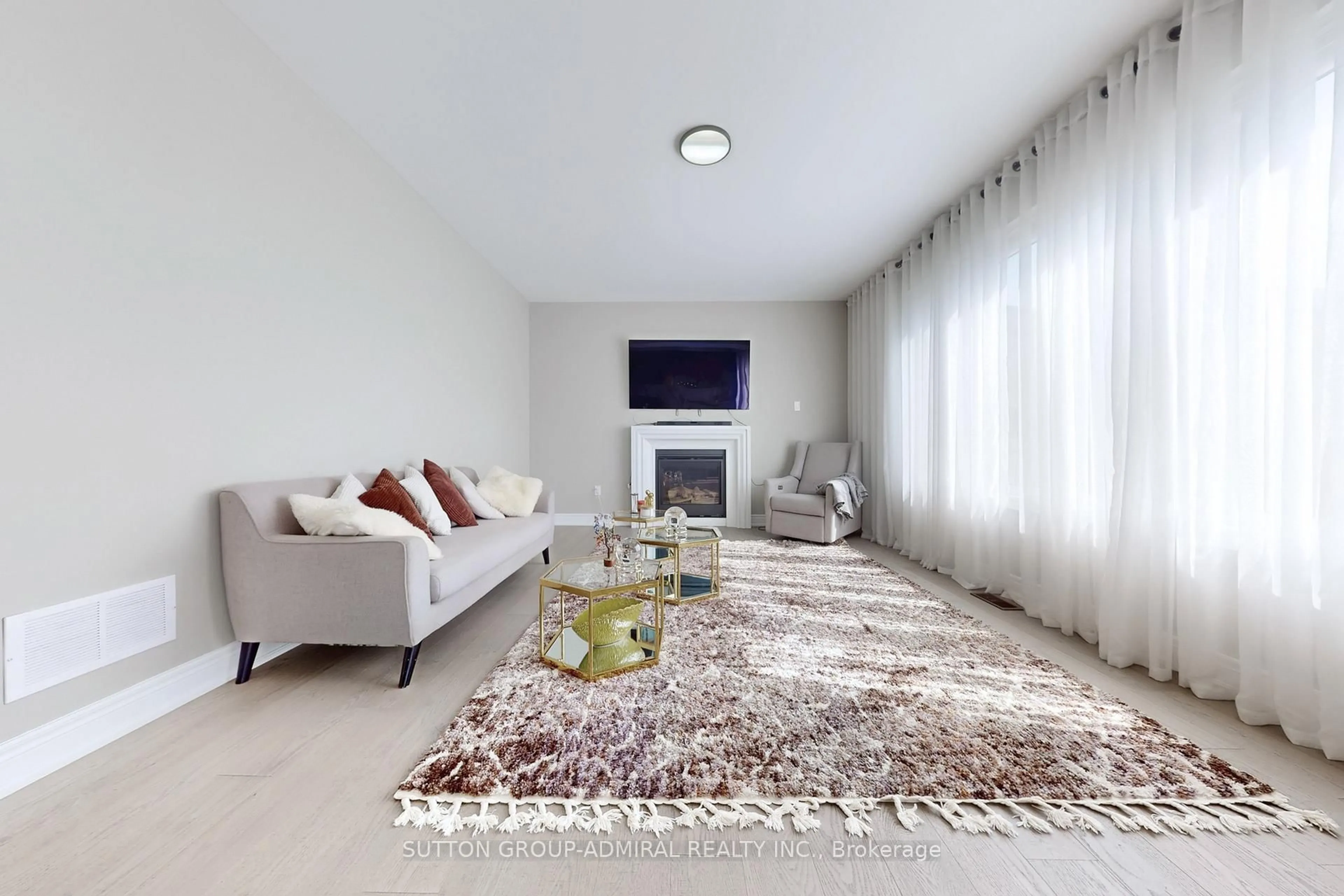Living room with furniture, carpet floor for 99 Kingknoll Cres, Georgina Ontario L6Y 3E7