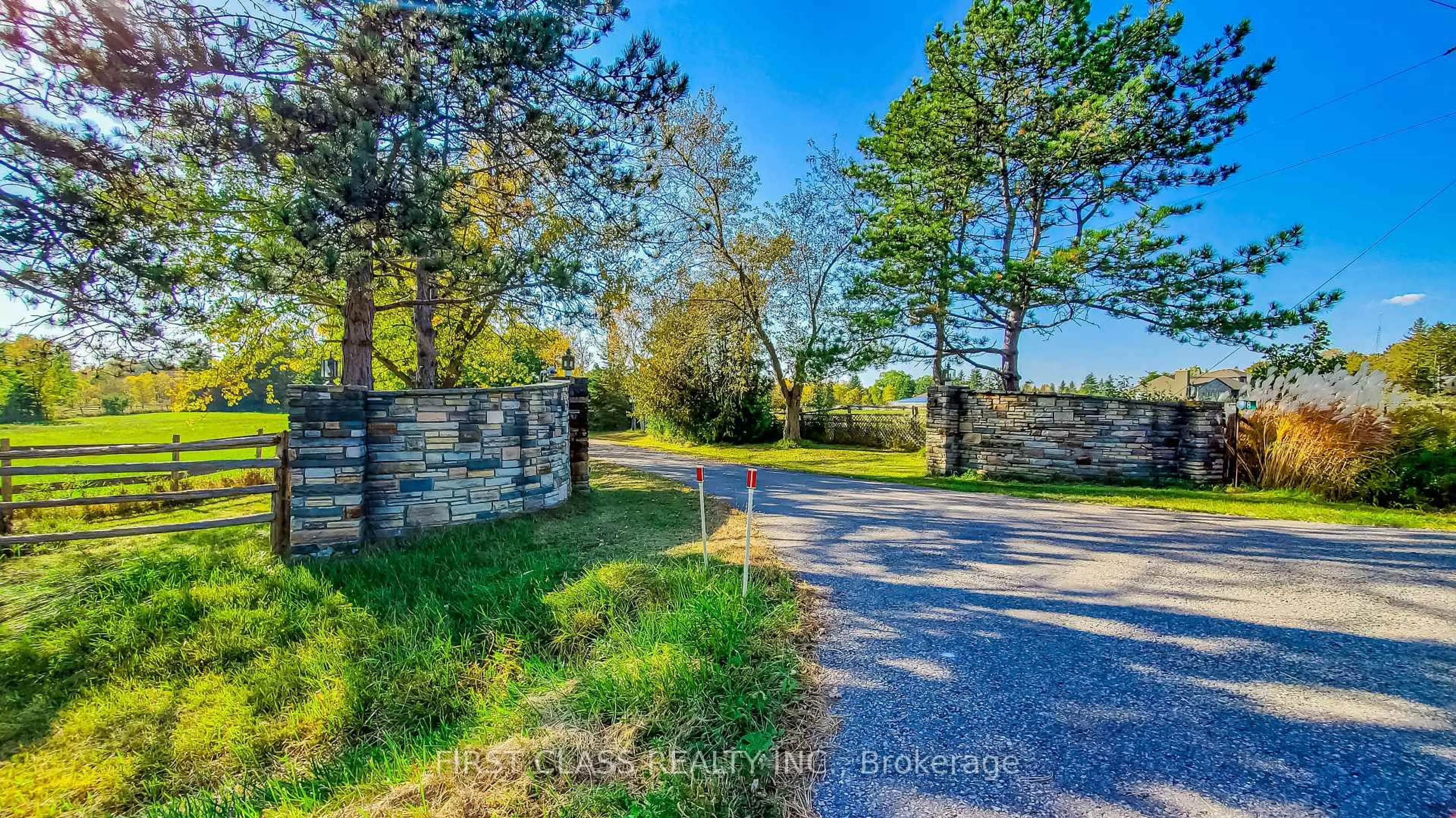 A pic from outside/outdoor area/front of a property/back of a property/a pic from drone, street for 18 Kennedy Lane, Whitchurch-Stouffville Ontario L4A 2J5