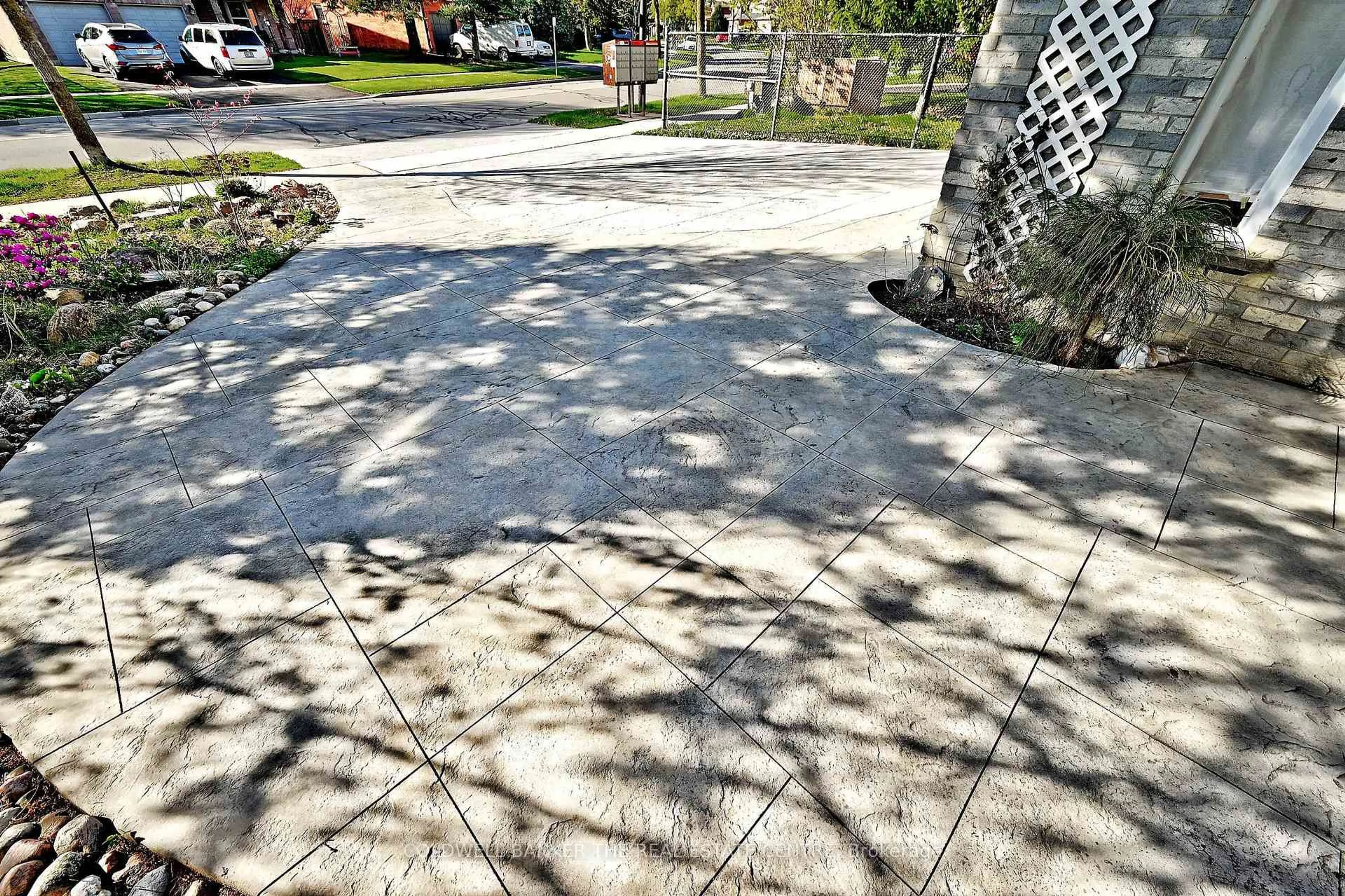 Patio, street for 738 Leslie Valley Dr, Newmarket Ontario L3Y 7J3