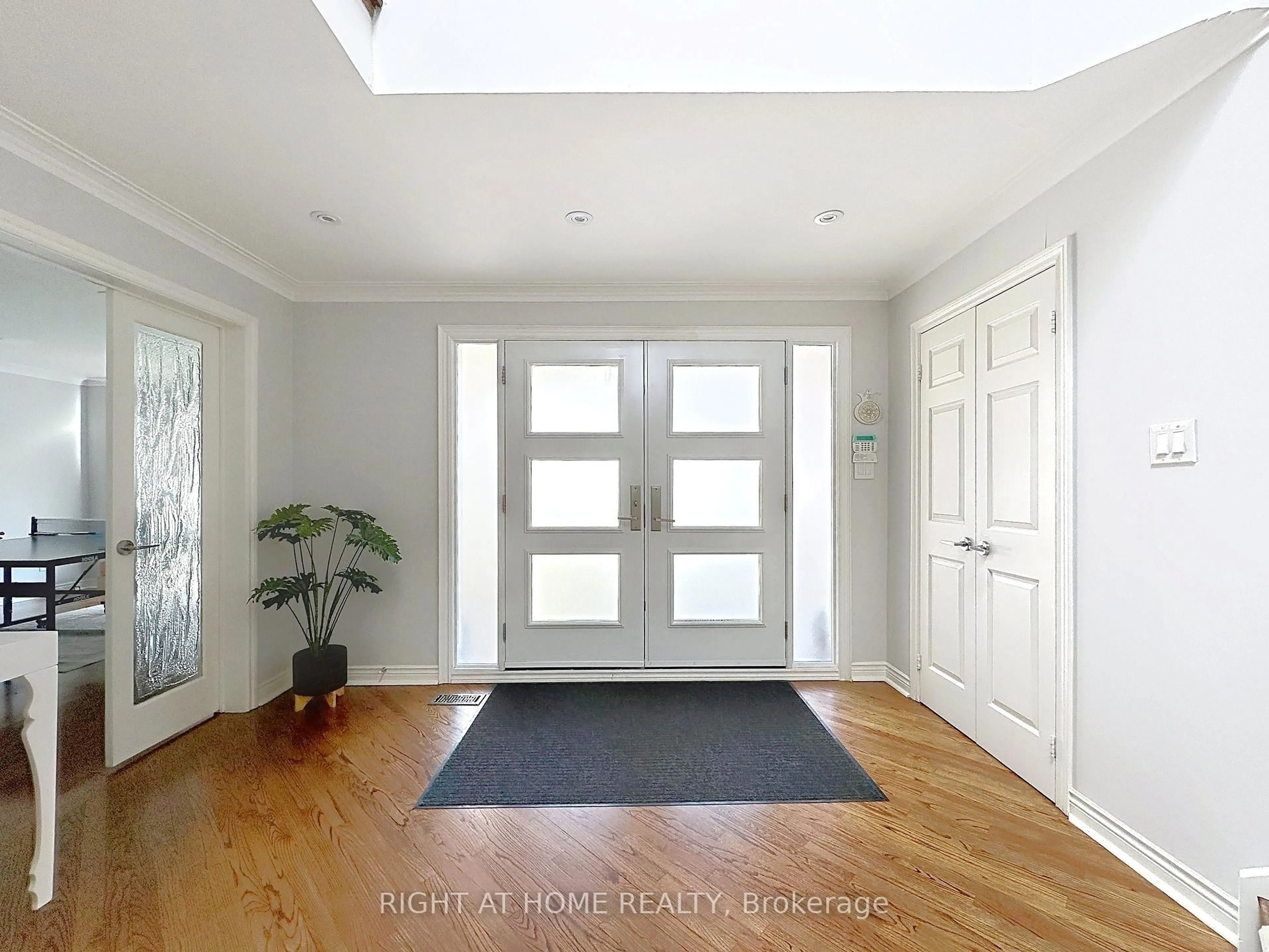 Indoor entryway for 60 Helena Gdns, Vaughan Ontario L4J 7A9