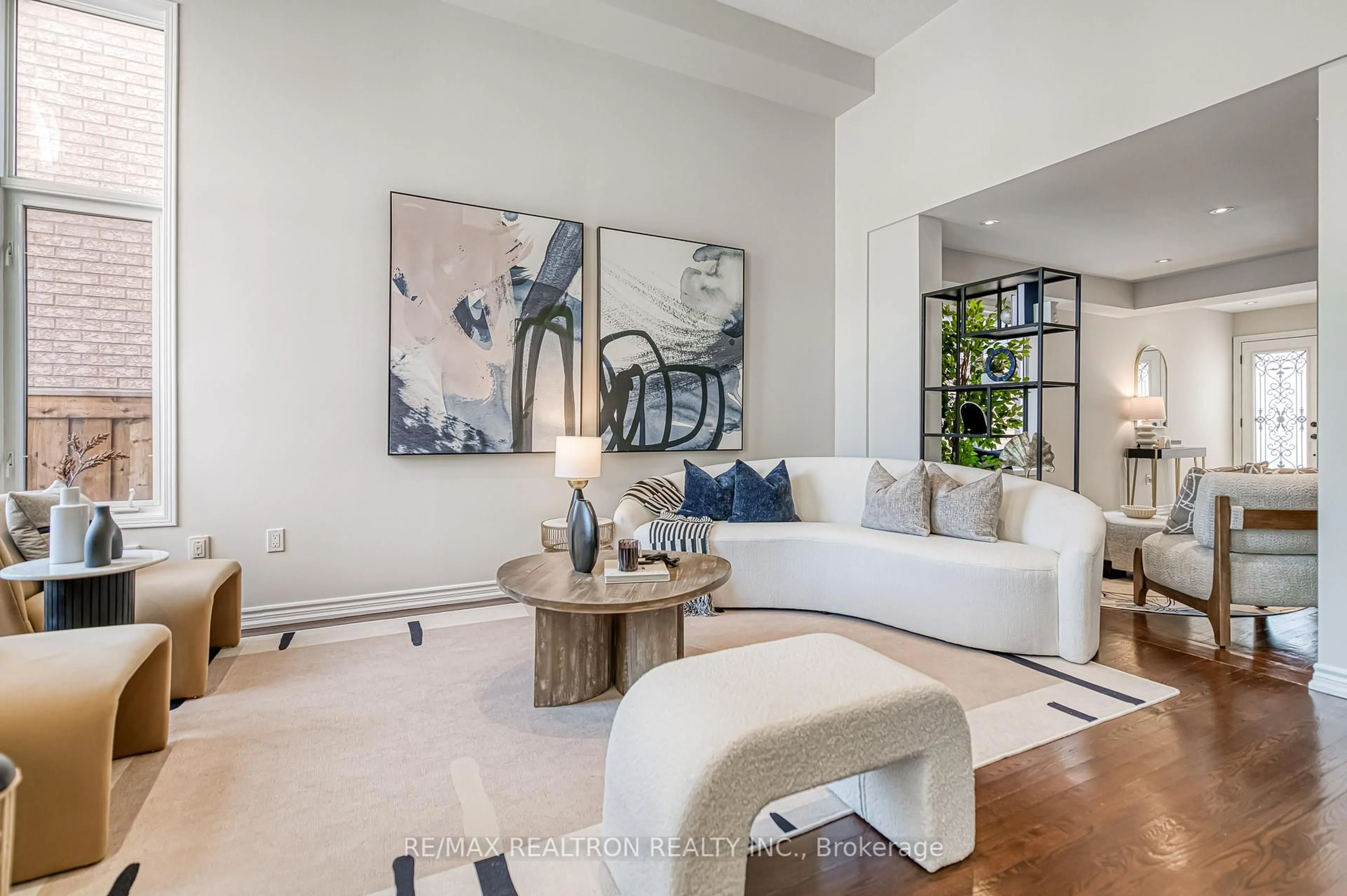 Living room with furniture, unknown for 11 Queensway Dr, Richmond Hill Ontario L4S 1S1