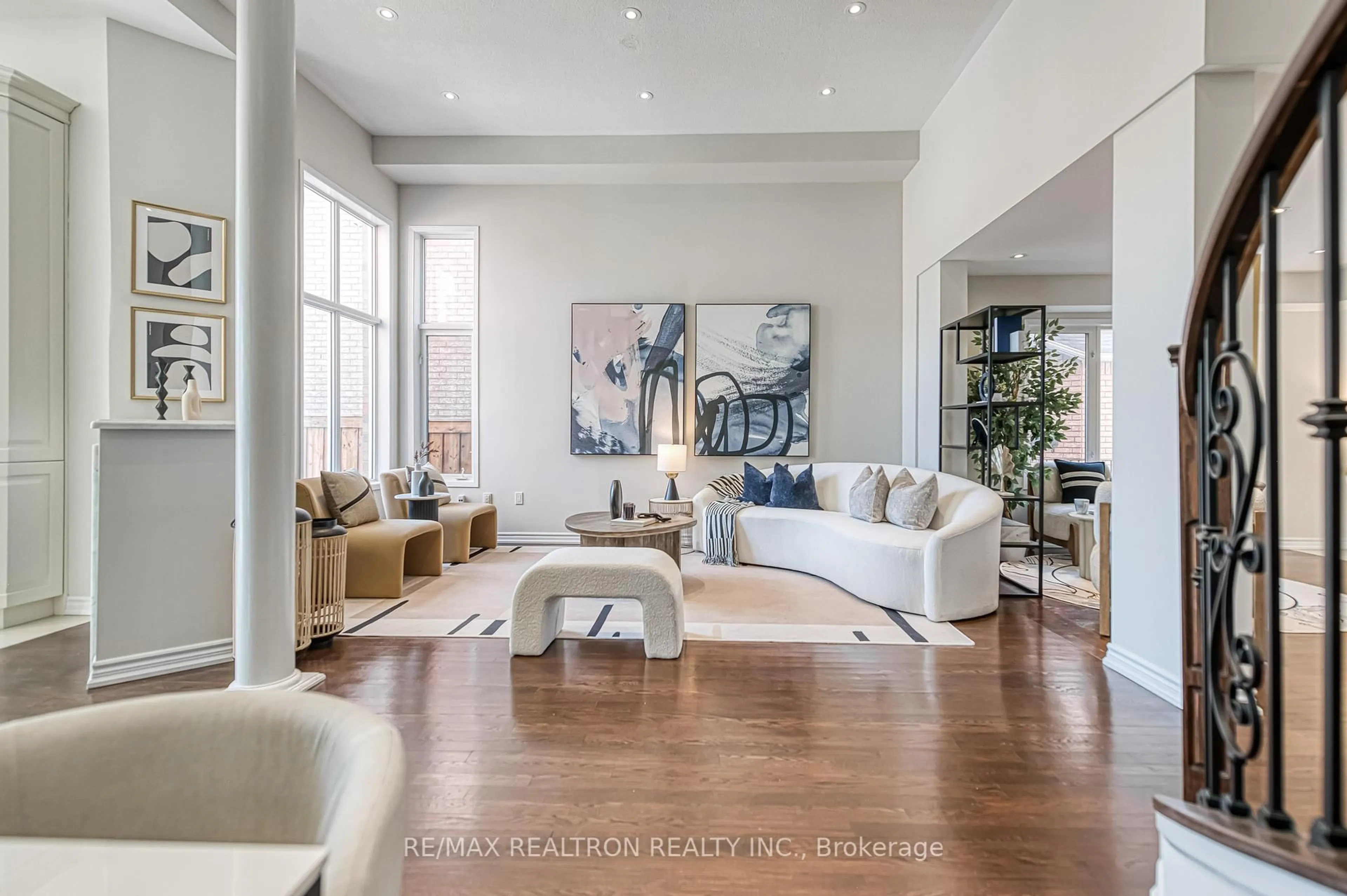 Living room with furniture, unknown for 11 Queensway Dr, Richmond Hill Ontario L4S 1S1