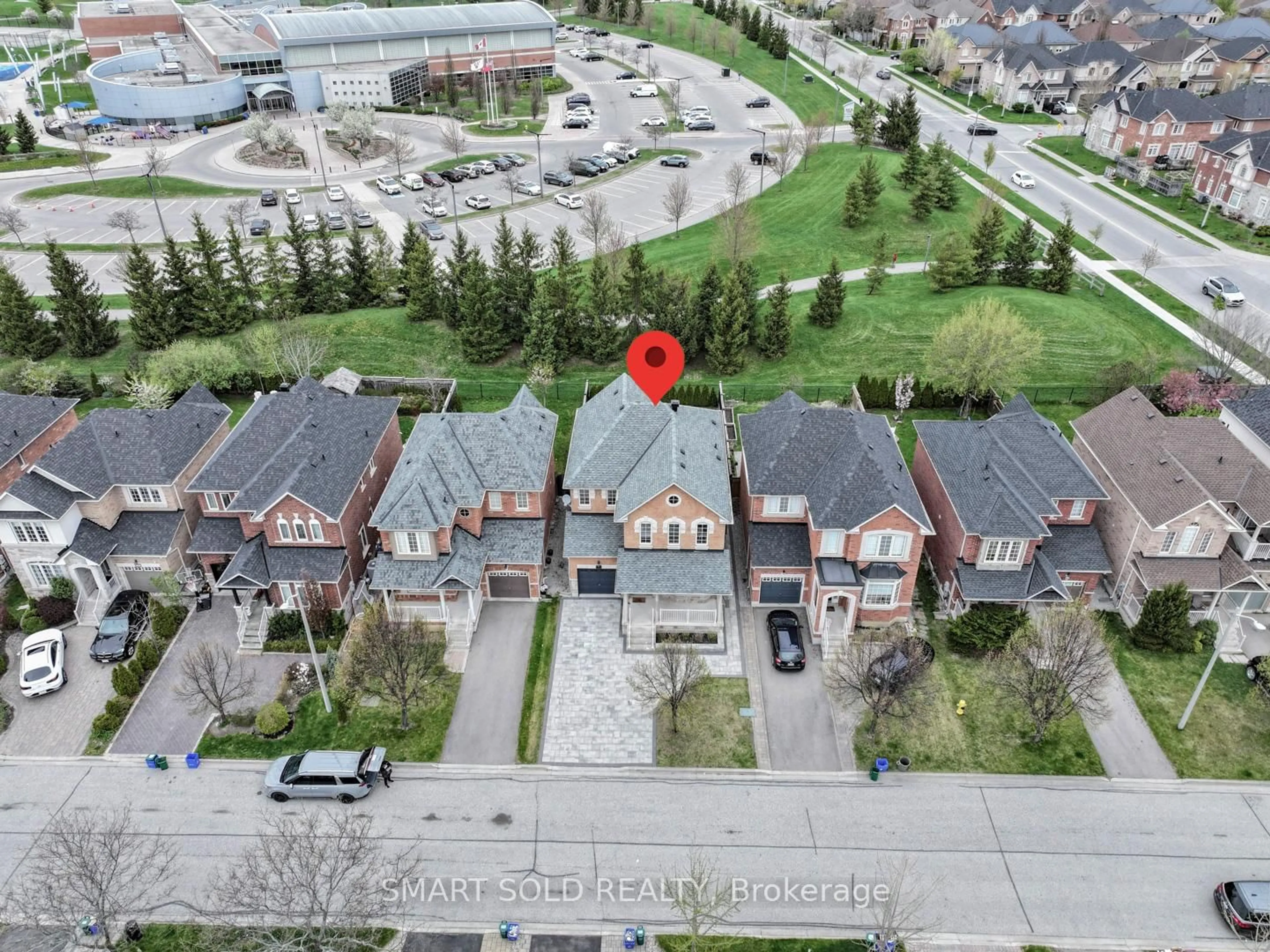 A pic from outside/outdoor area/front of a property/back of a property/a pic from drone, street for 172 Gauguin Ave, Vaughan Ontario L4J 9J5