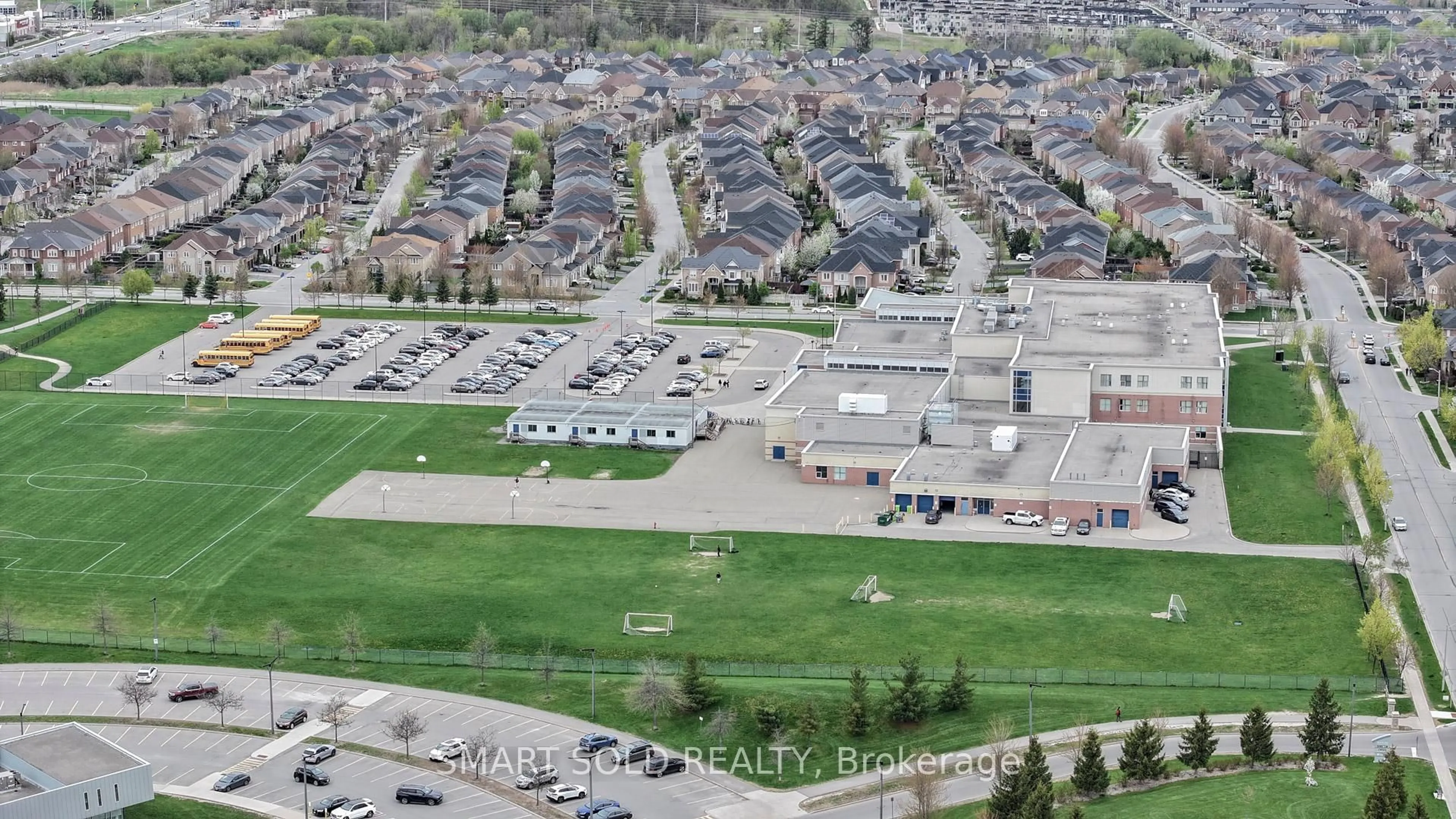 A pic from outside/outdoor area/front of a property/back of a property/a pic from drone, street for 172 Gauguin Ave, Vaughan Ontario L4J 9J5