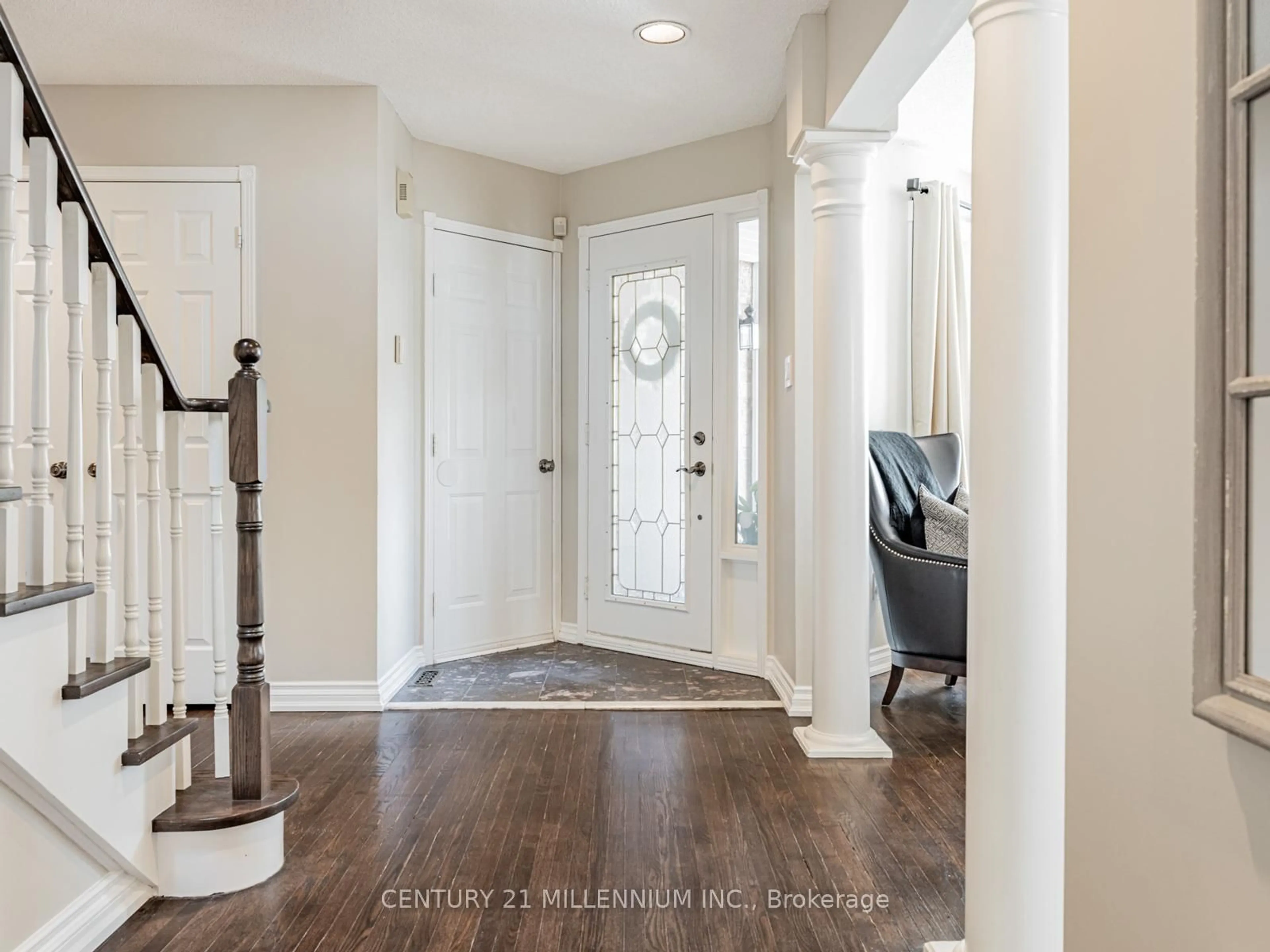 Indoor entryway for 129 Chiswick Cres, Aurora Ontario L4G 6P1