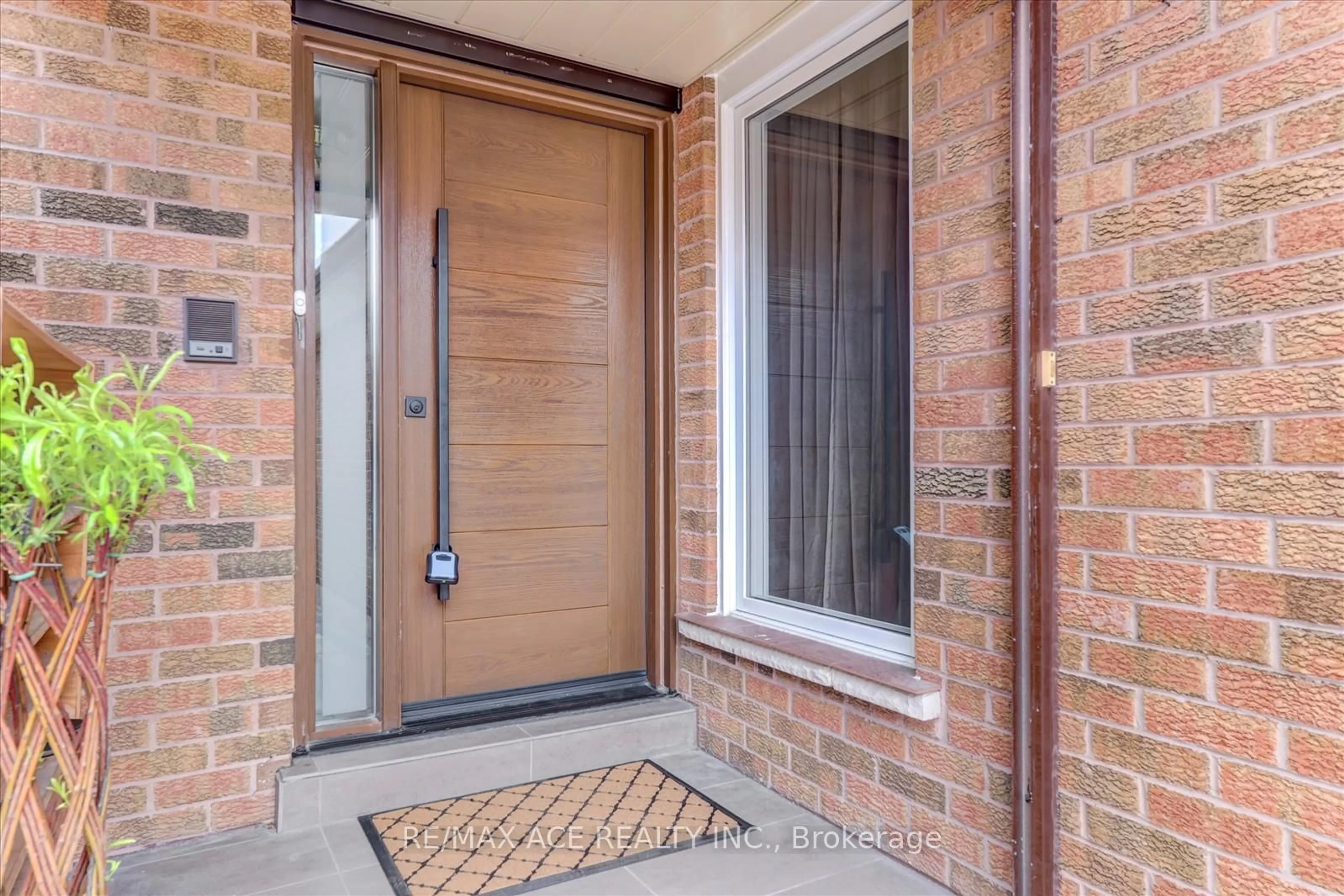 Indoor entryway for 174 Anthony Lane, Vaughan Ontario L4K 3K6