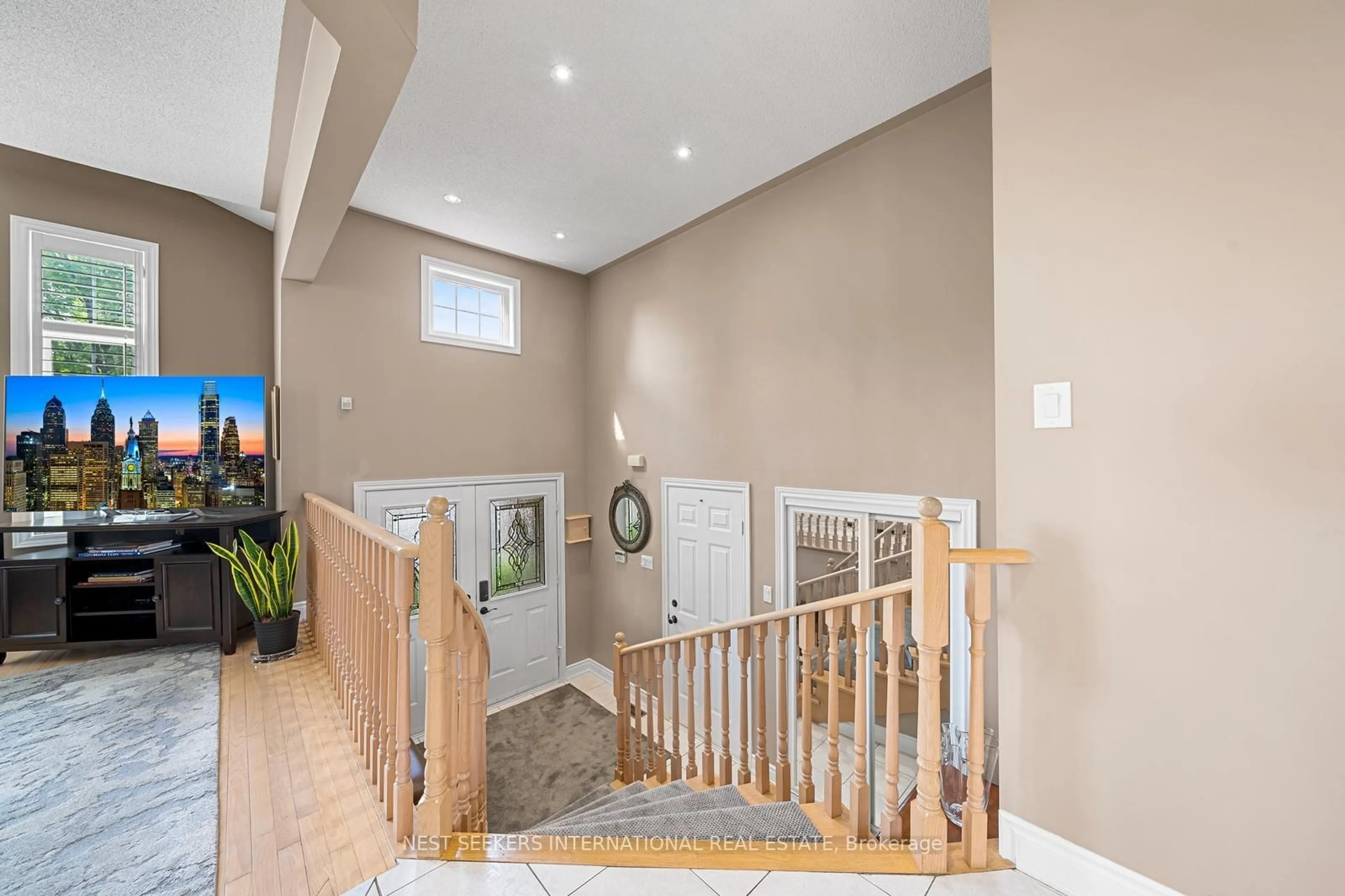 Indoor entryway for 28 Poplar Dr, Richmond Hill Ontario L4E 2Y4