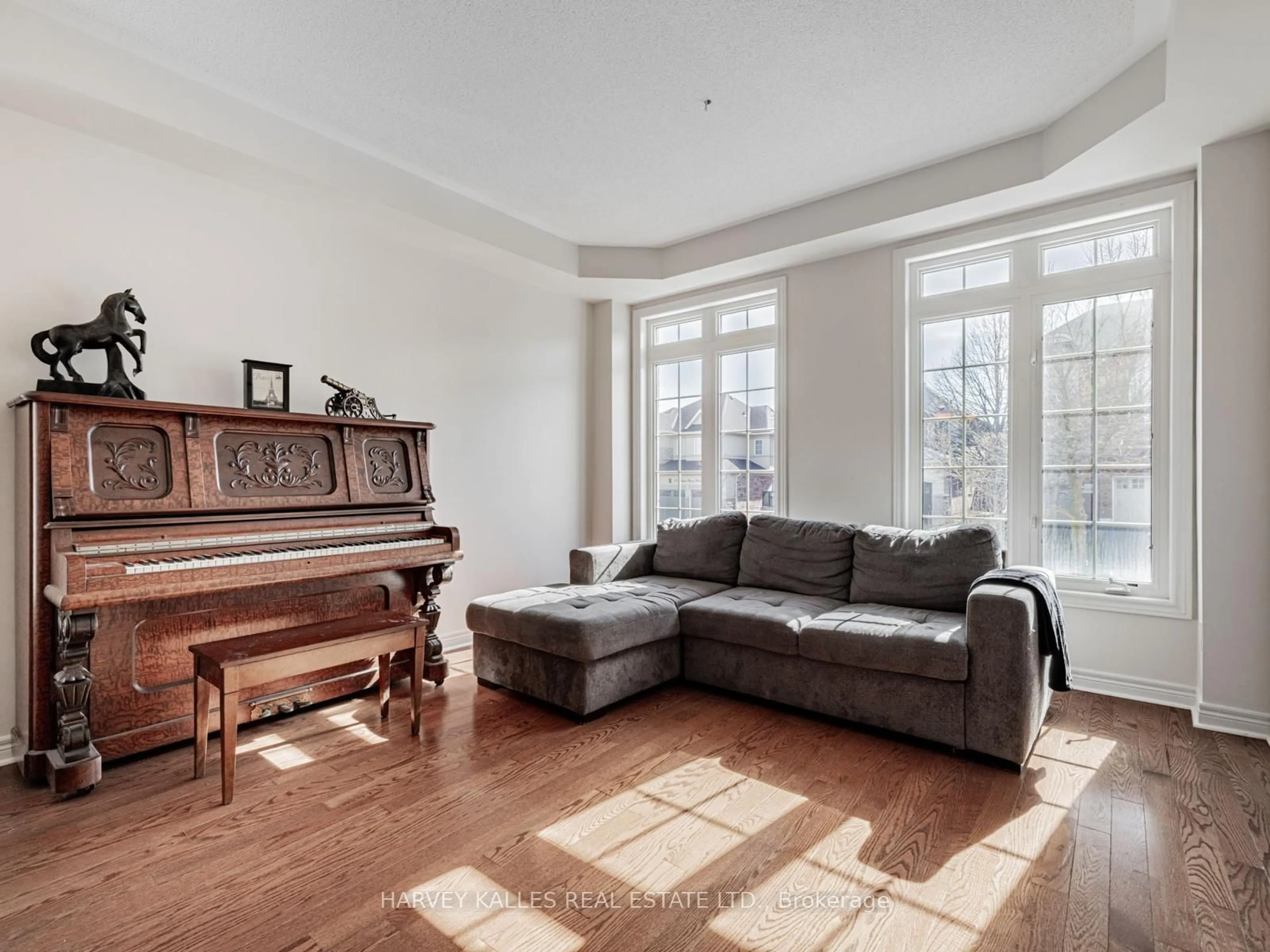 Living room with furniture, unknown for 41 William Bowes Blvd, Vaughan Ontario L6A 4B1